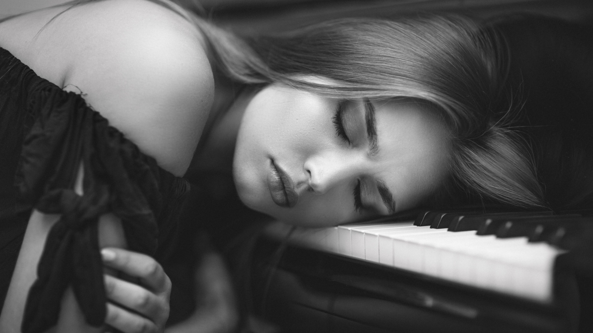 Моя душа такая темная песня. Девушка и пианино. Девушка грустит. Грустная девушка. Девушка на рояле.