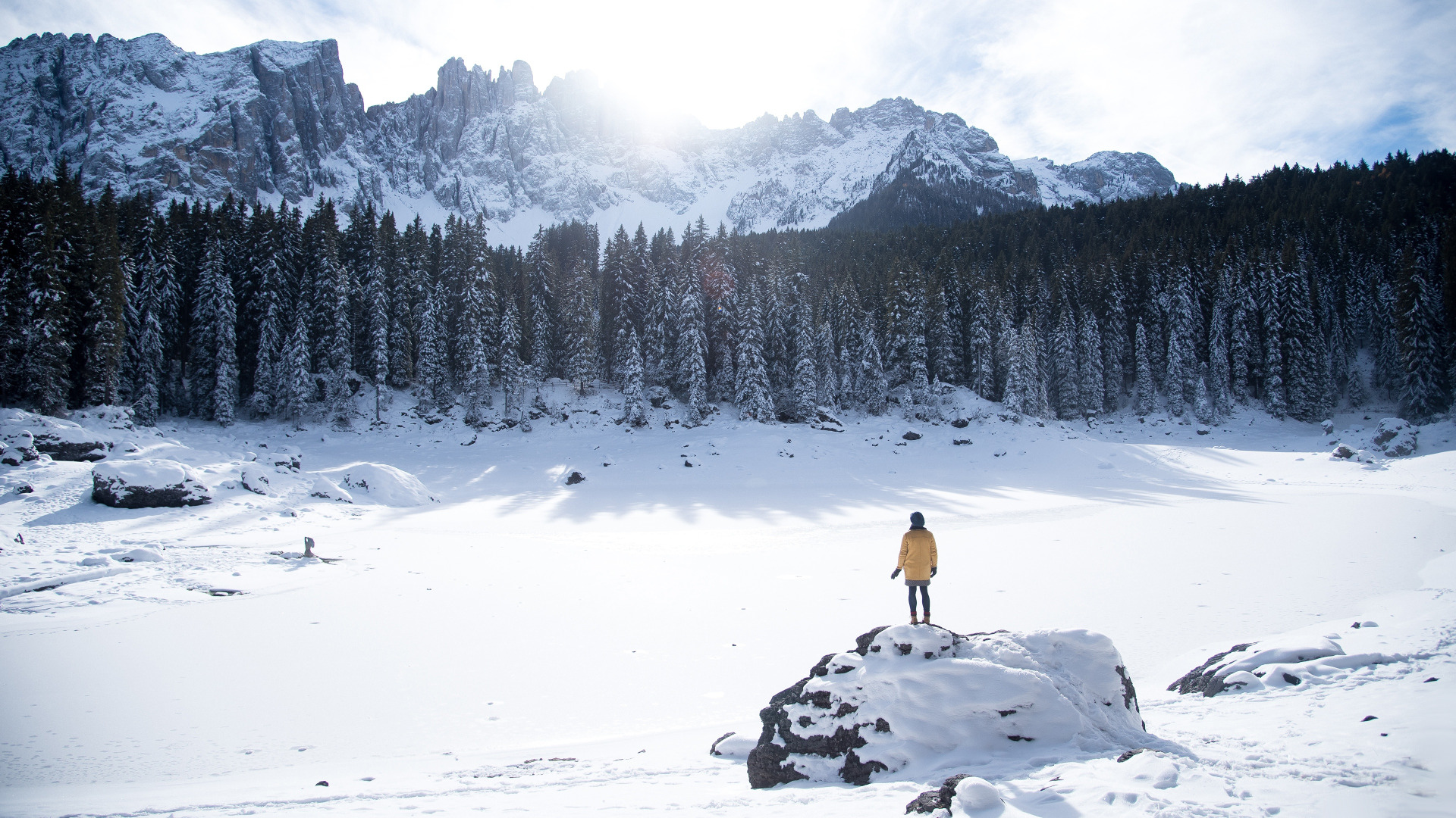 The tops of the mountains with snow. Зимние горы. Снежные горы. Снежный человек в горах. Человек на снежной горе.