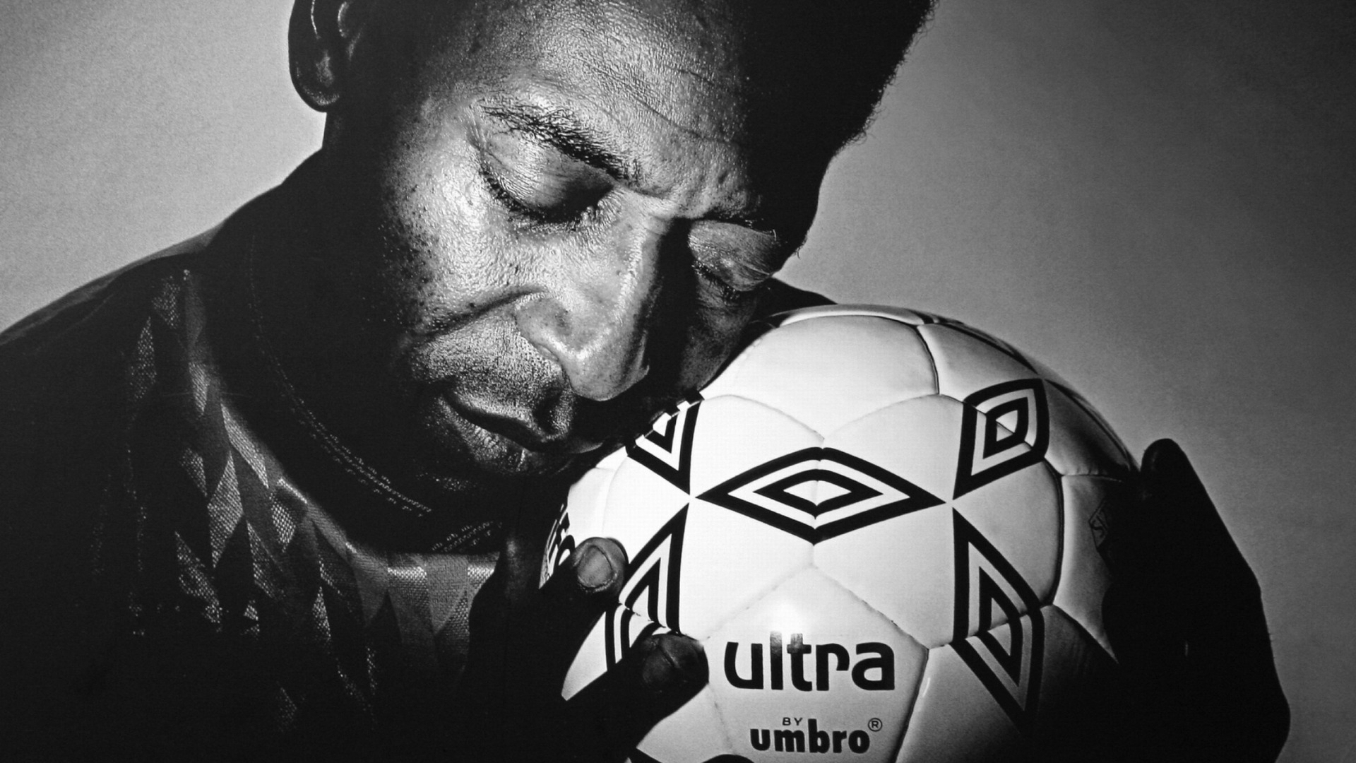 Download wallpaper love, soccer, ball, hands, Pele, black & white, Pele ...