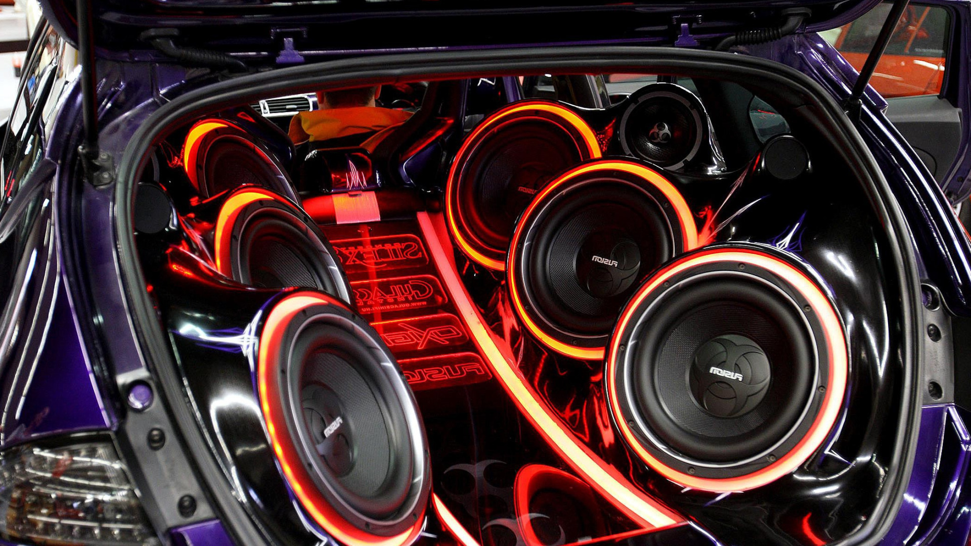 Мощнейший басс в мире. Мидбасс 10 саб. Car Audio в Bentley Continental динамики. Мощные колонки в машину. Автозвук сабвуфер.