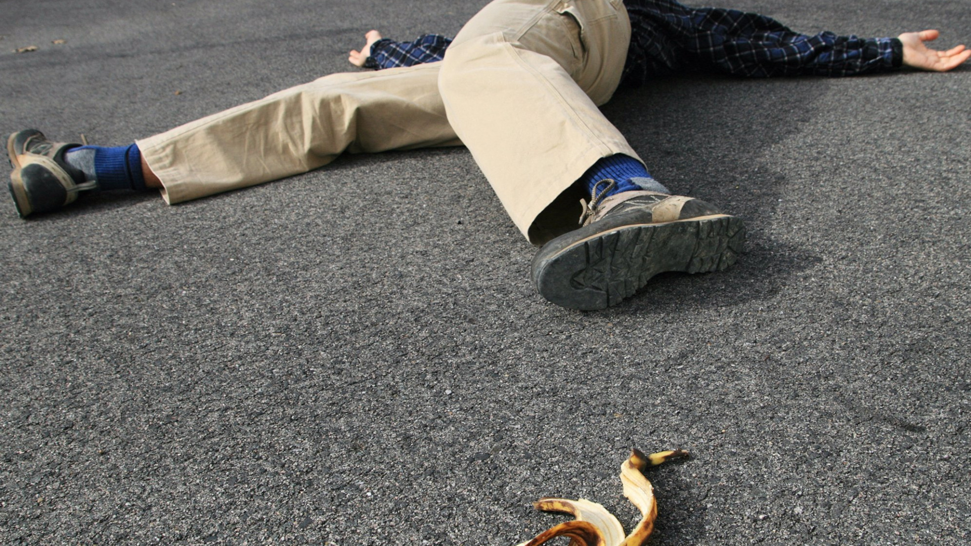 Download wallpaper banana, fall, accident, section situations in