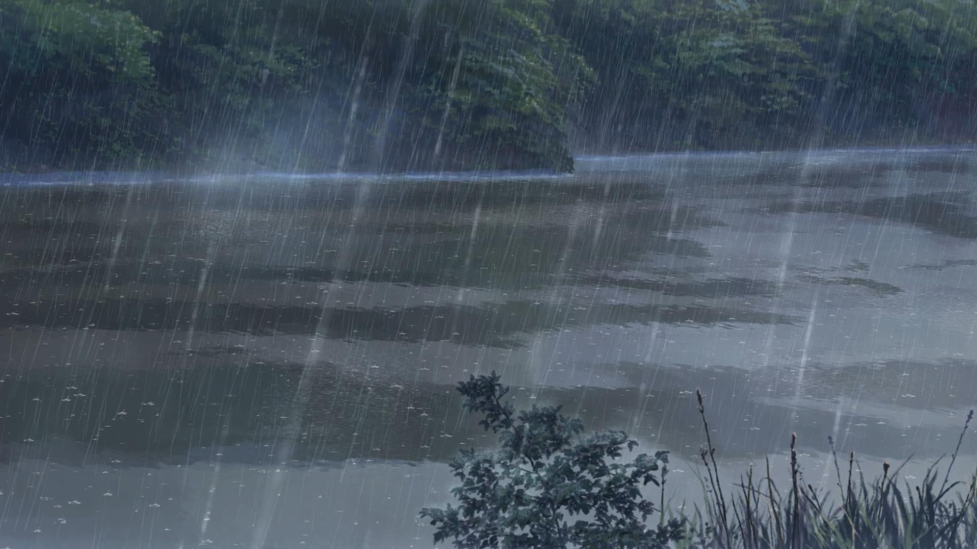 Пелена воды. Дождь на озере. Сильный дождь. Дождь на реке.