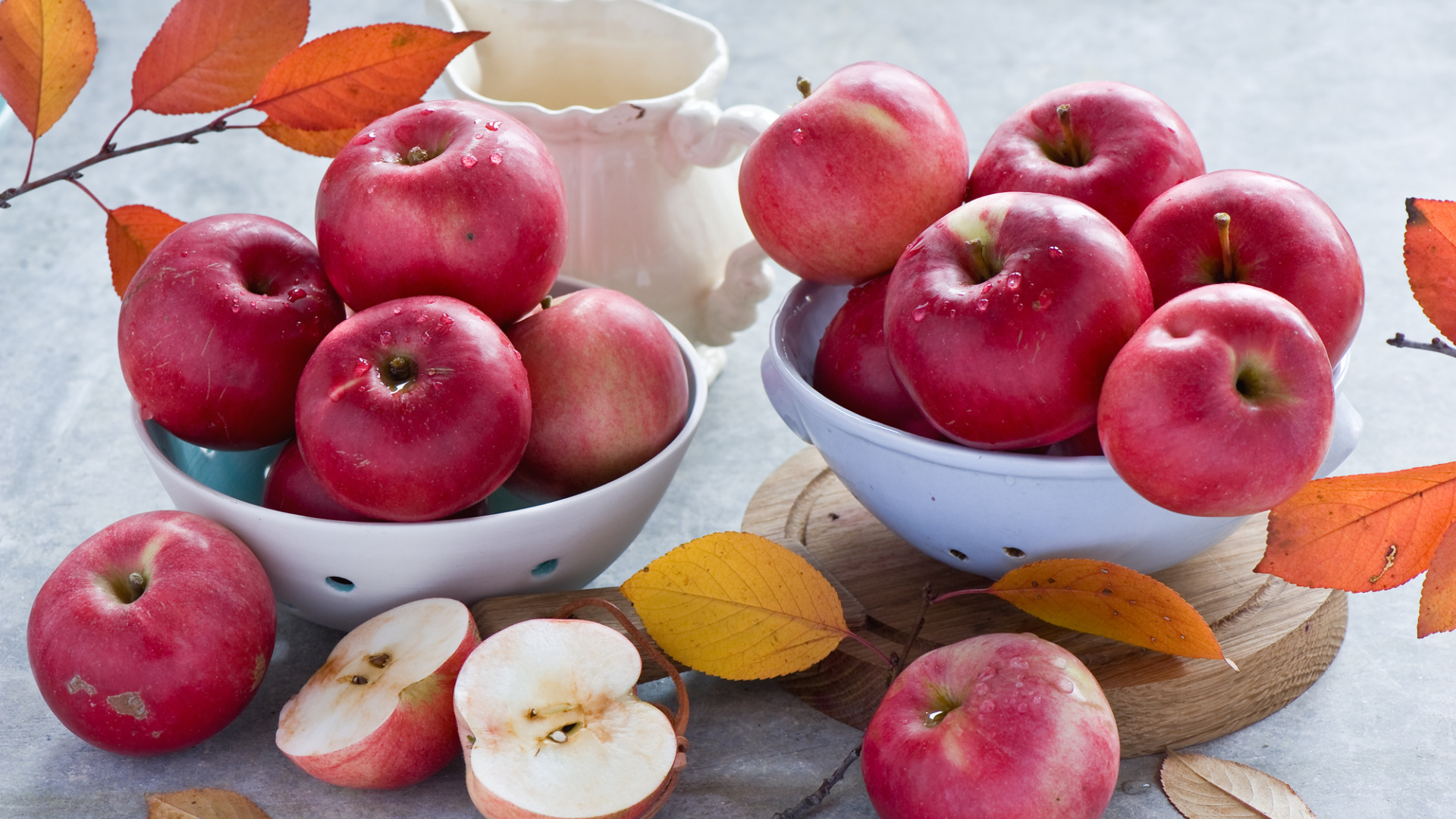 Включи apples. Яблоко на столе. Картинки на рабочий стол яблоки. Натюрморт яблоки на столе. Заставка на рабочий стол яблоки