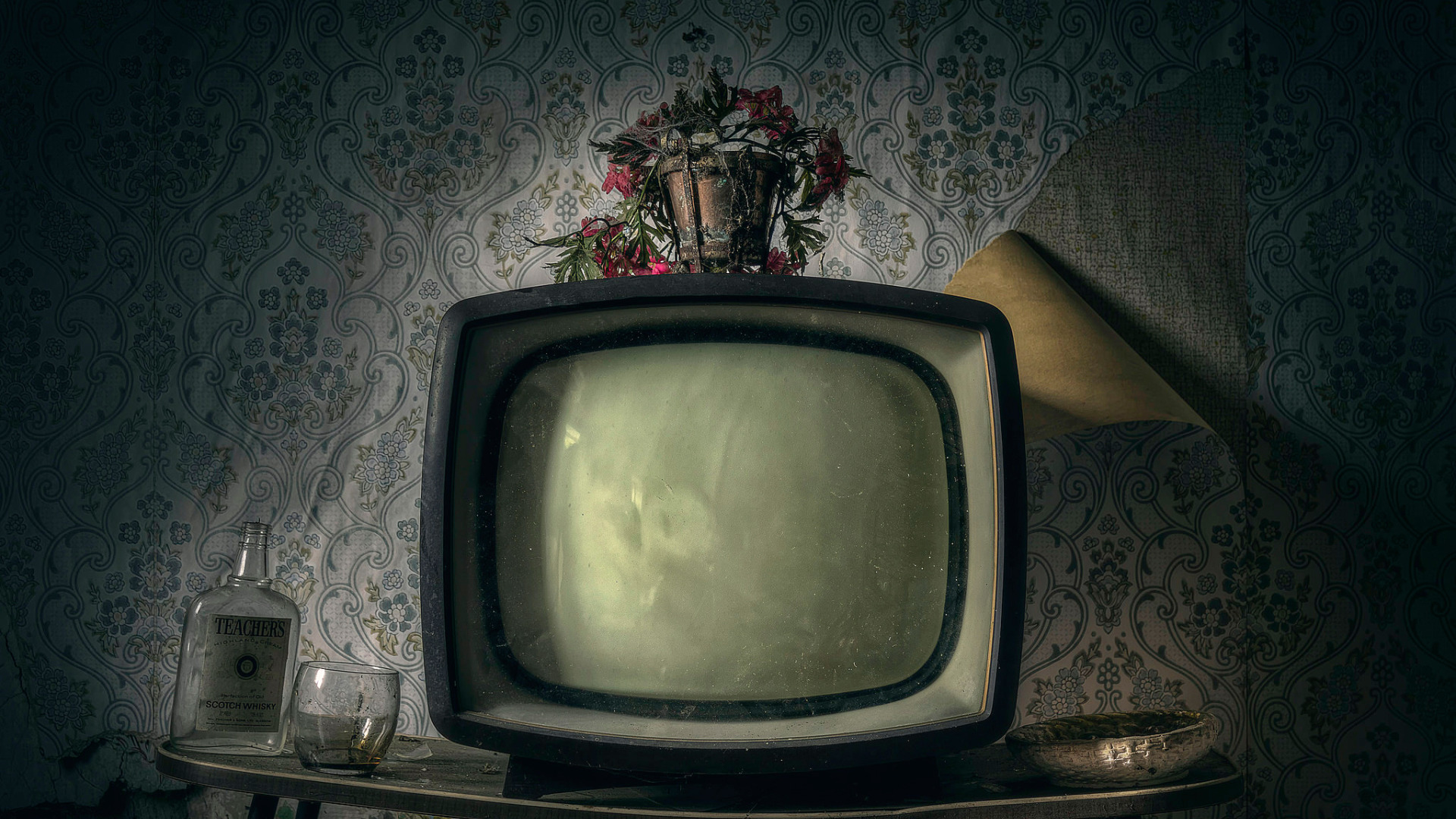 Download wallpaper wall, TV, table, section hi-tech in resolution 1920x1080