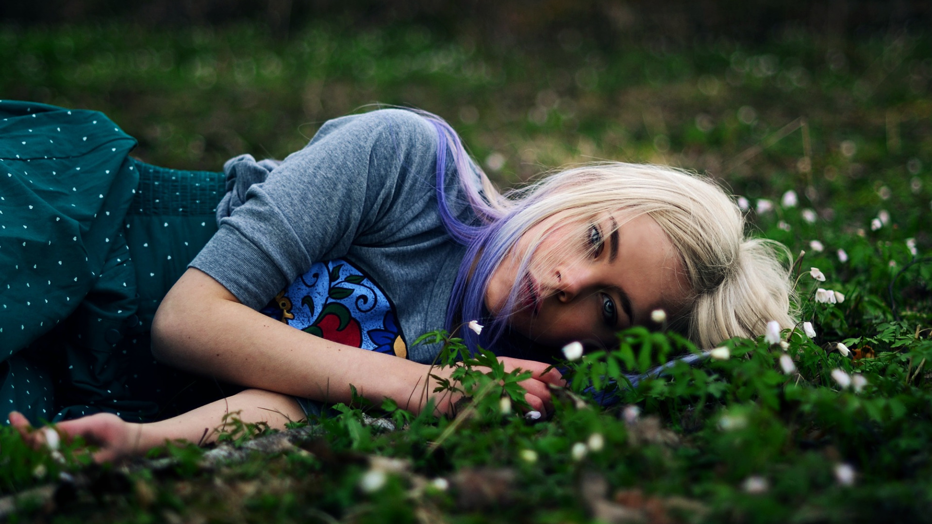 Blonde dreaming. Девушка блондинка с цветами. Светловолосая трава. Фото блондинки с цветами. Красивые девушки на аву блондинки с цветами.