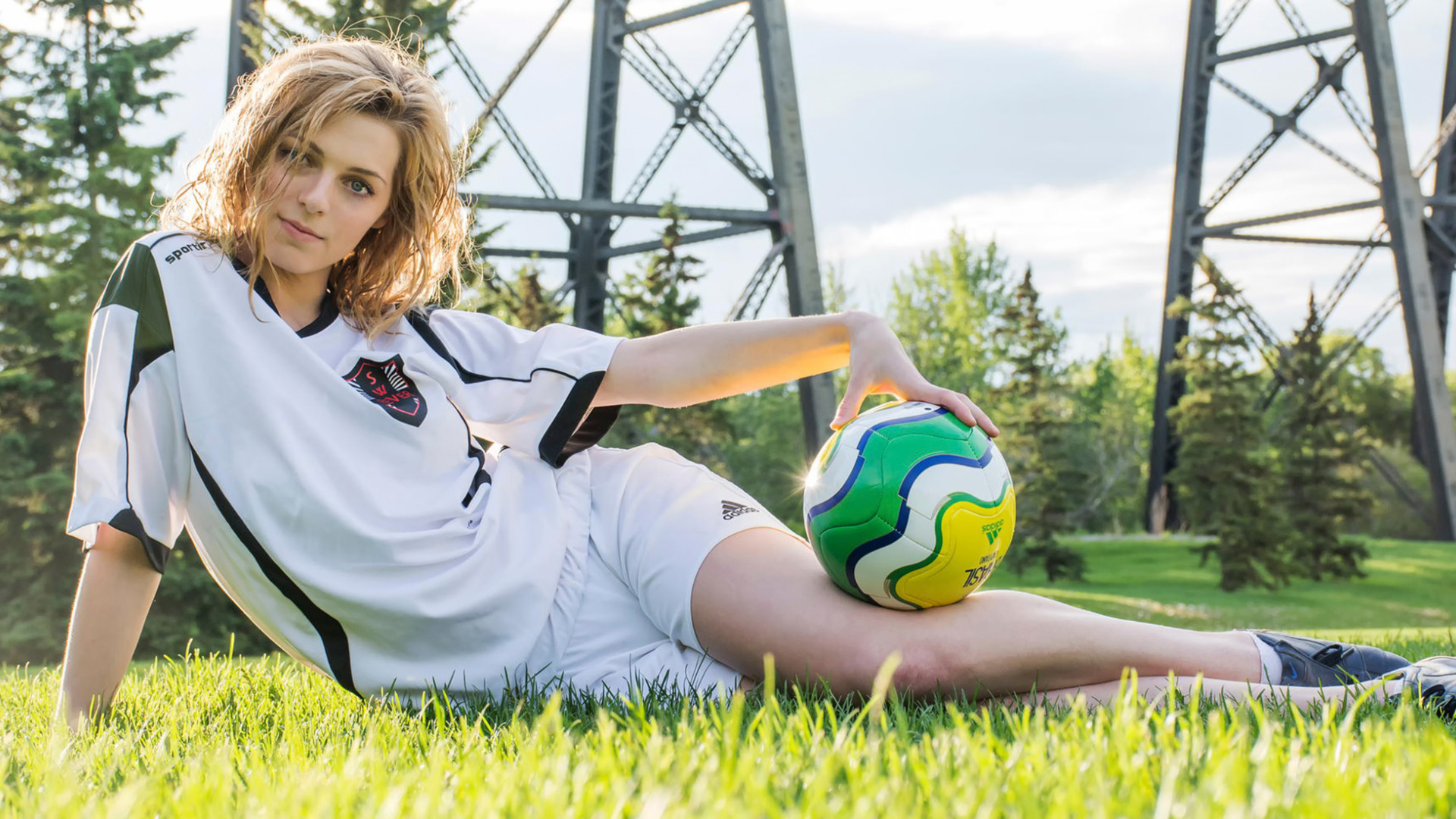 Girl play football. Селина Вагнер футболистка. Лика Мартенс футболистка. Дарья Кравец футболистка. Мария Галай футболистка.