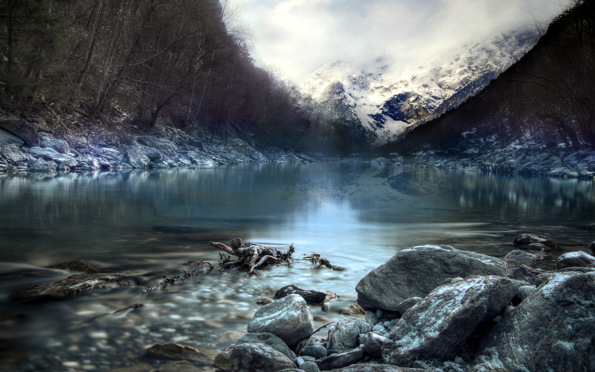 горы и реки. долины новой зеландии. красивая река. фьордленд новая зеландия. берег реки и горы.