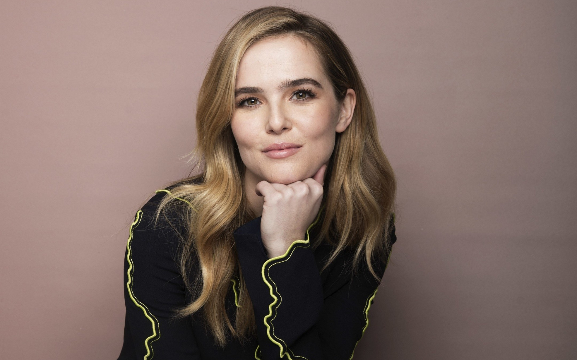 Download Wallpaper Smile, Portrait, Actress, Zoey Deutch, Section Girls 