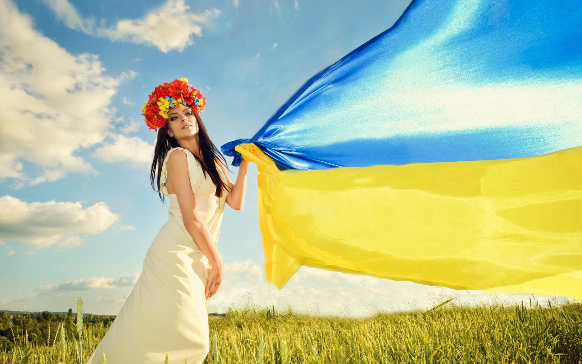 Ukrainian 1. Украинка с флагом. Девушка с флагом Украины. День независимости Украины. Национальный флаг Украины.