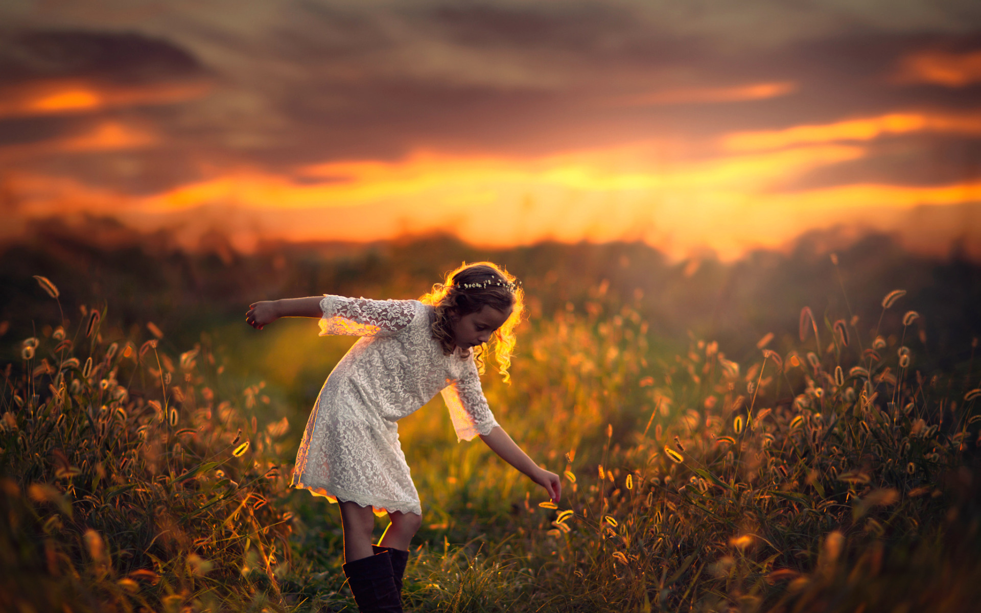 Бегущая по солнцу песня. Девочка бежит по полю. Фотосессия на рассвете. Человек и природа. Фотосессия на закате.
