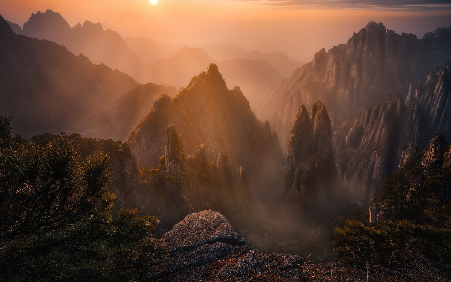 Light mountain. Горы в тумане. Горы свет. Скалы рассвет. Туман в скалах.