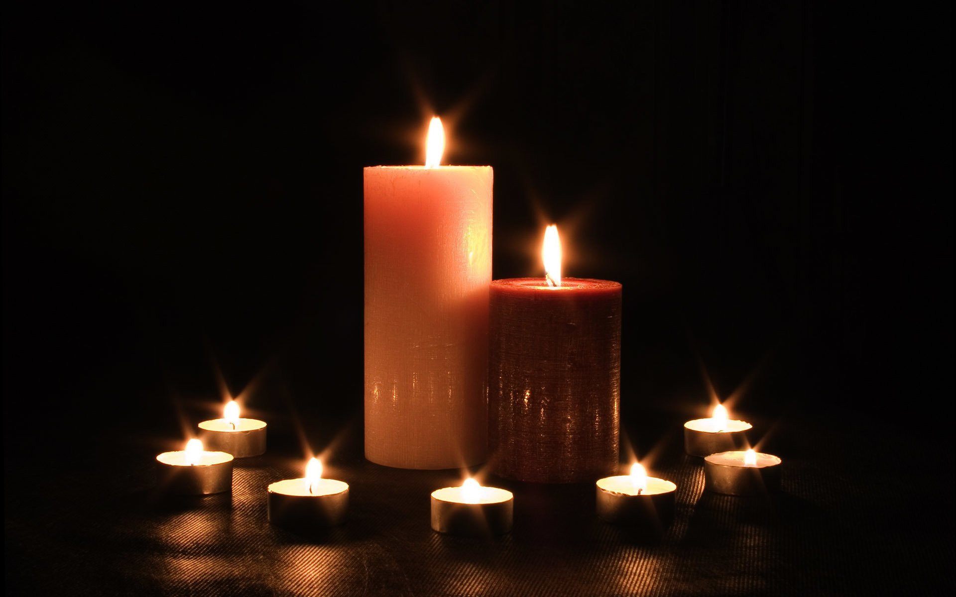 Свечк. Свеча на темном фоне. Горящая свеча. Красивые свечки. Горящие свечи.