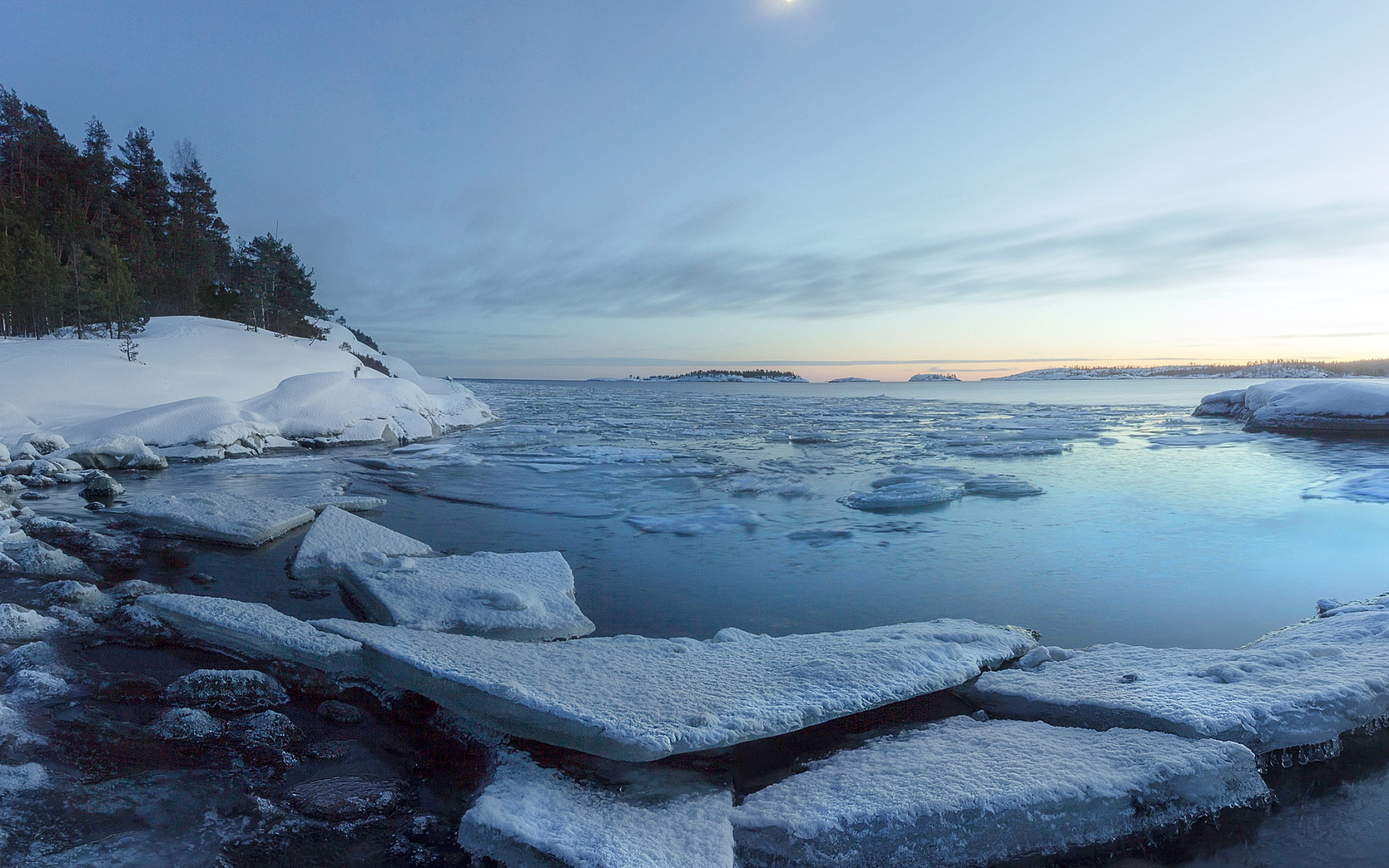 Лед на ладожском озере. Ладожское озеро зима. Ладожское озеро вода. Петровичева Ладожское озеро. Карелия зима.