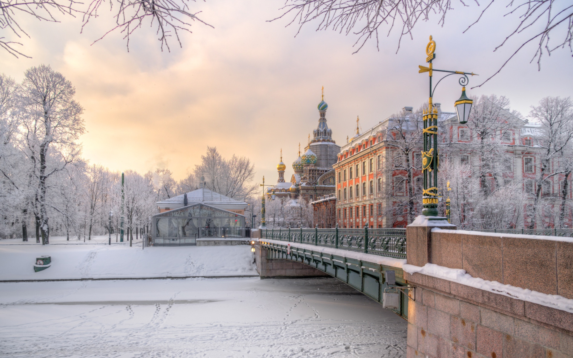 Фото питера зимой 2024. Петербург зима Гордеев. Питер зимой 2023г. Эрмитажный мост в Санкт-Петербурге фото. Набережная реки мойки СПБ зима.