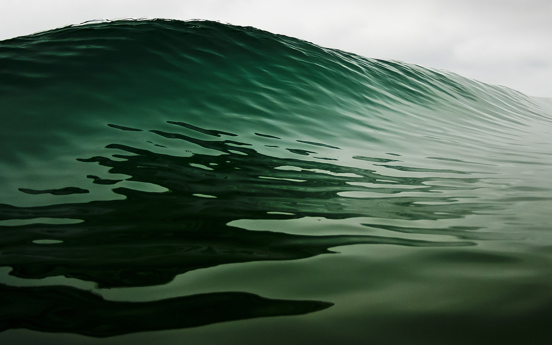 Nature's ocean. Зеленое море. Море изумрудного цвета. Темно зеленое море. Море зеленого цвета.