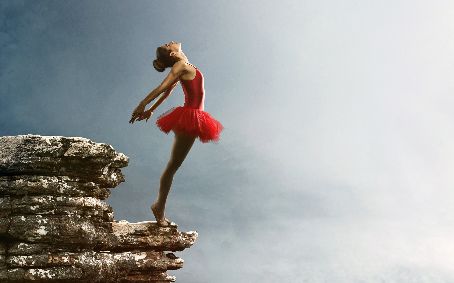 Добейся равновесия. Танцующая девушка. Балерина. Балерина в прыжке. Девушка танцует на скале.