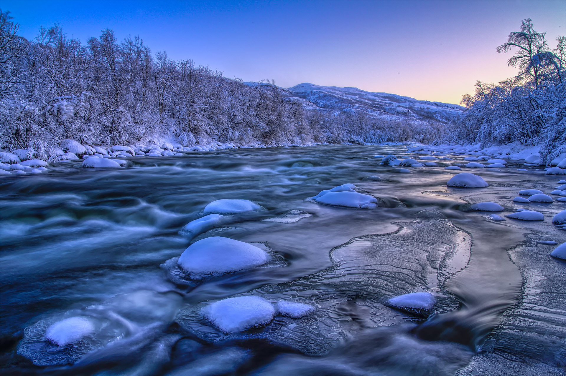 Какая речка холодно. Холодная река. Обои холодная река. На реках холода. Картинки холодных рек.
