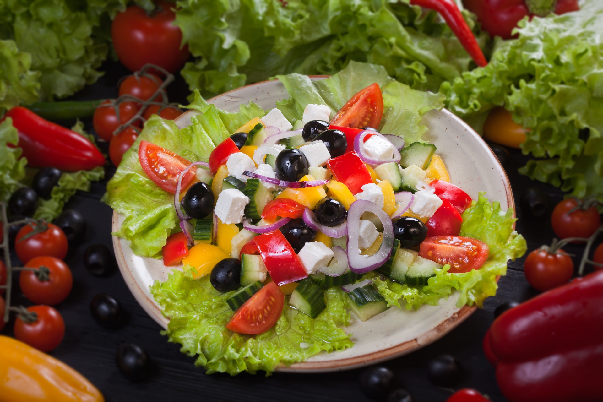 Подскажите салаты. Овощной салат. Греческий салат. Греческий салат на праздничный стол. Греческий салат на новый год.