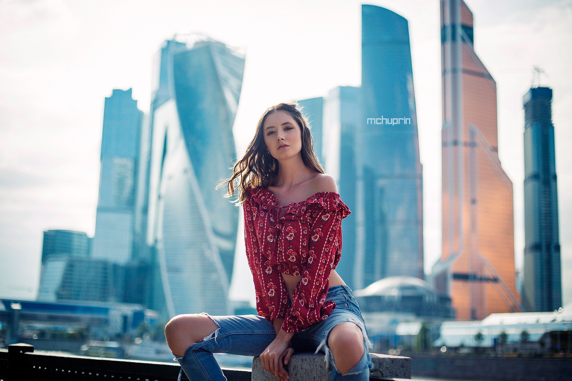 Девушка по городу mp3. Maksim Chuprin. Disha Shemetova модель. Фотосессия на фоне Москва Сити.
