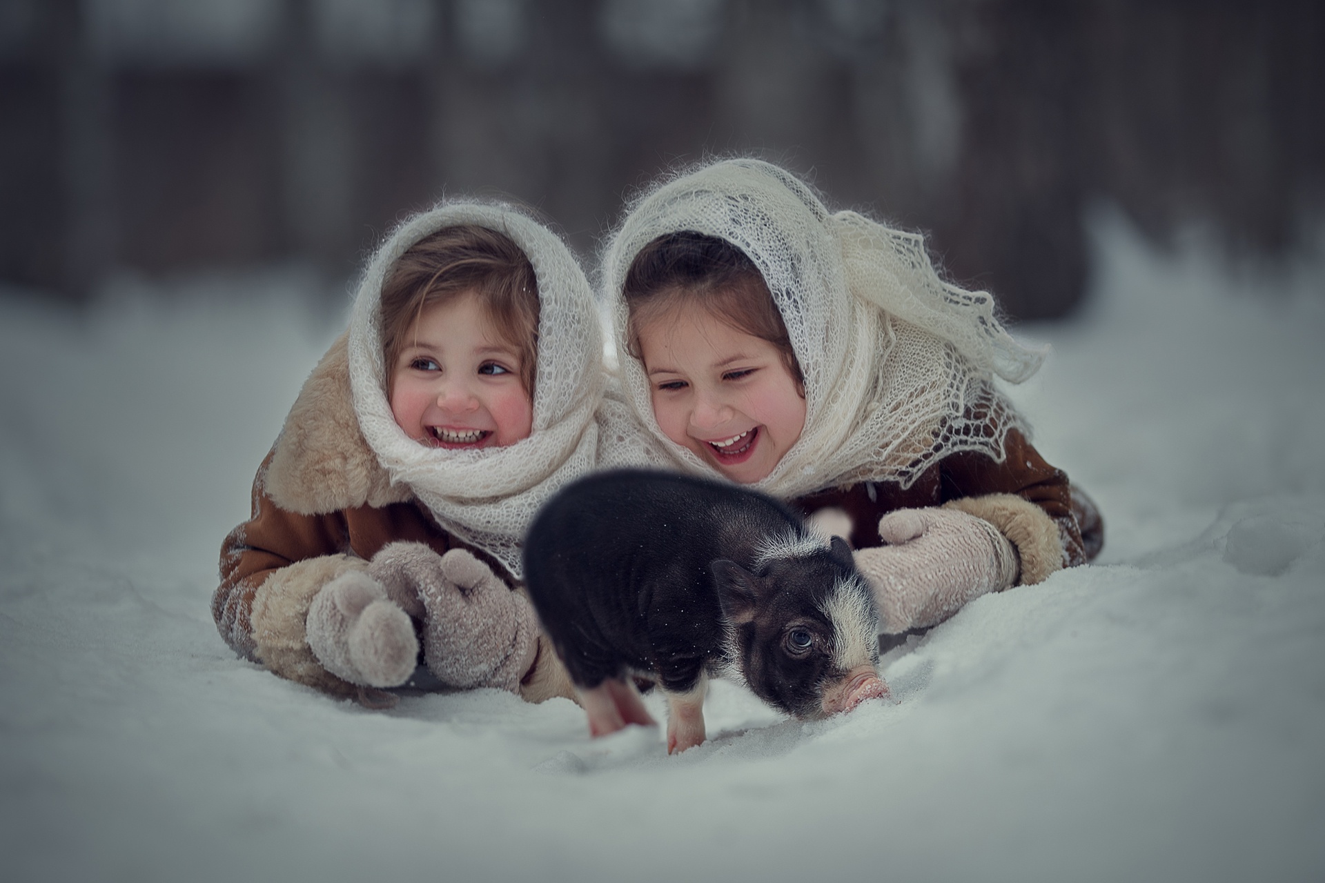 Утро с двумя девочками. Зима для детей. Дети зимой. Девочка зимой.