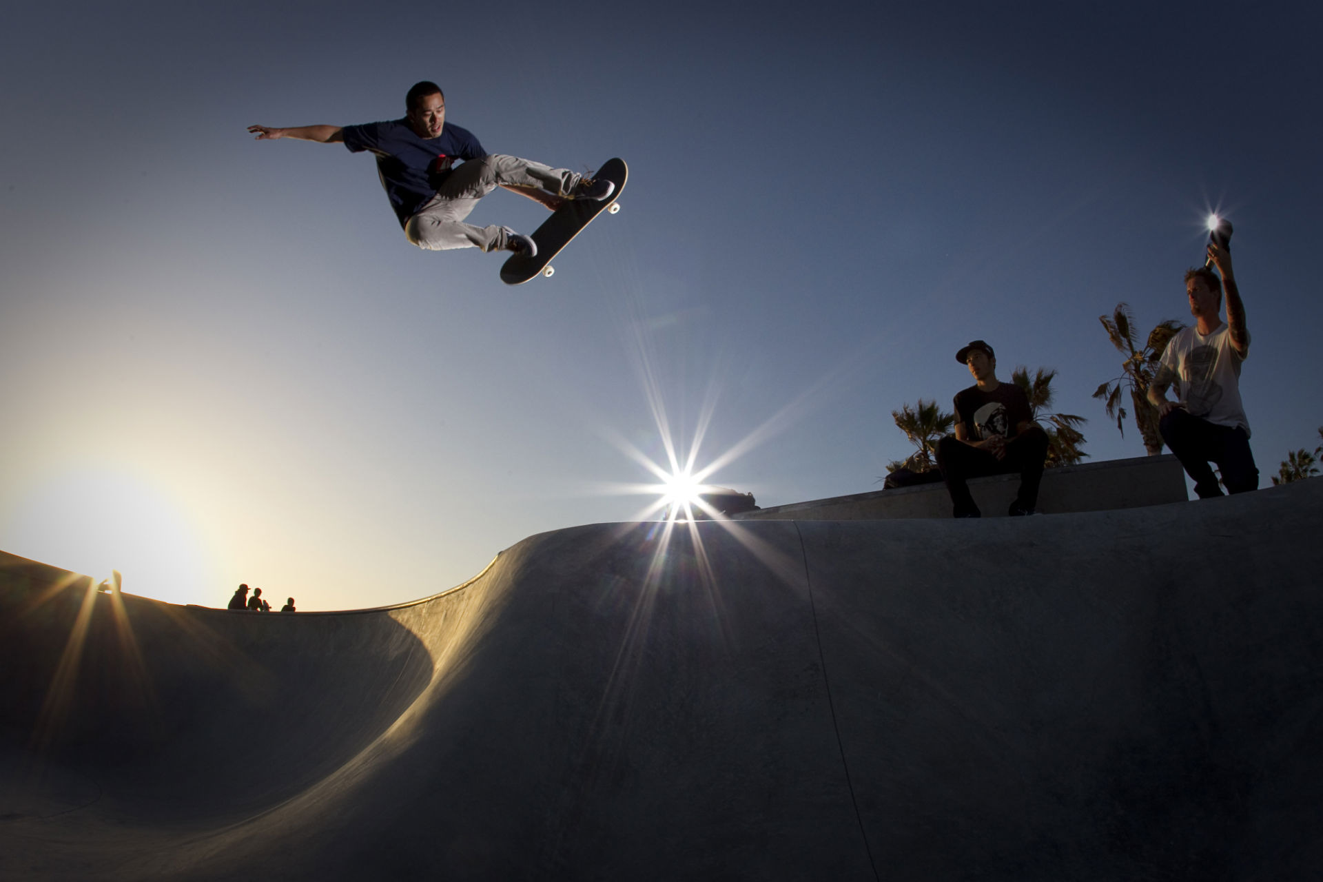 Skateboarding. Наив скейтпарк адреналин. Экстремальный спорт. Скейтбордист. Скейт для трюков.