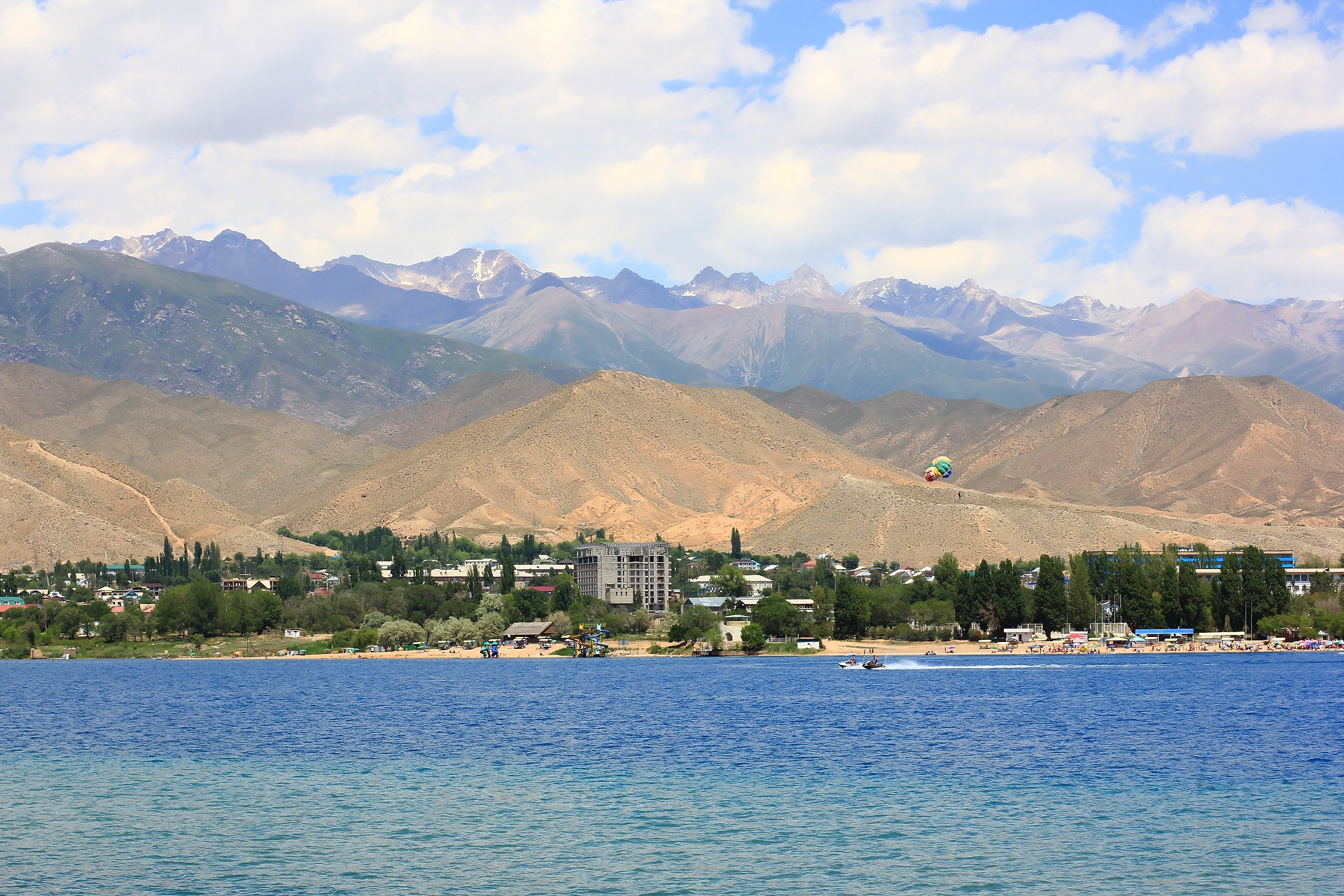 Ехать на иссык куль. Чолпон Ата Киргизия. Озеро Иссык-Куль Киргизия. Озеро Иссык-Куль Чолпон Ата. Чолпон Ата горы.