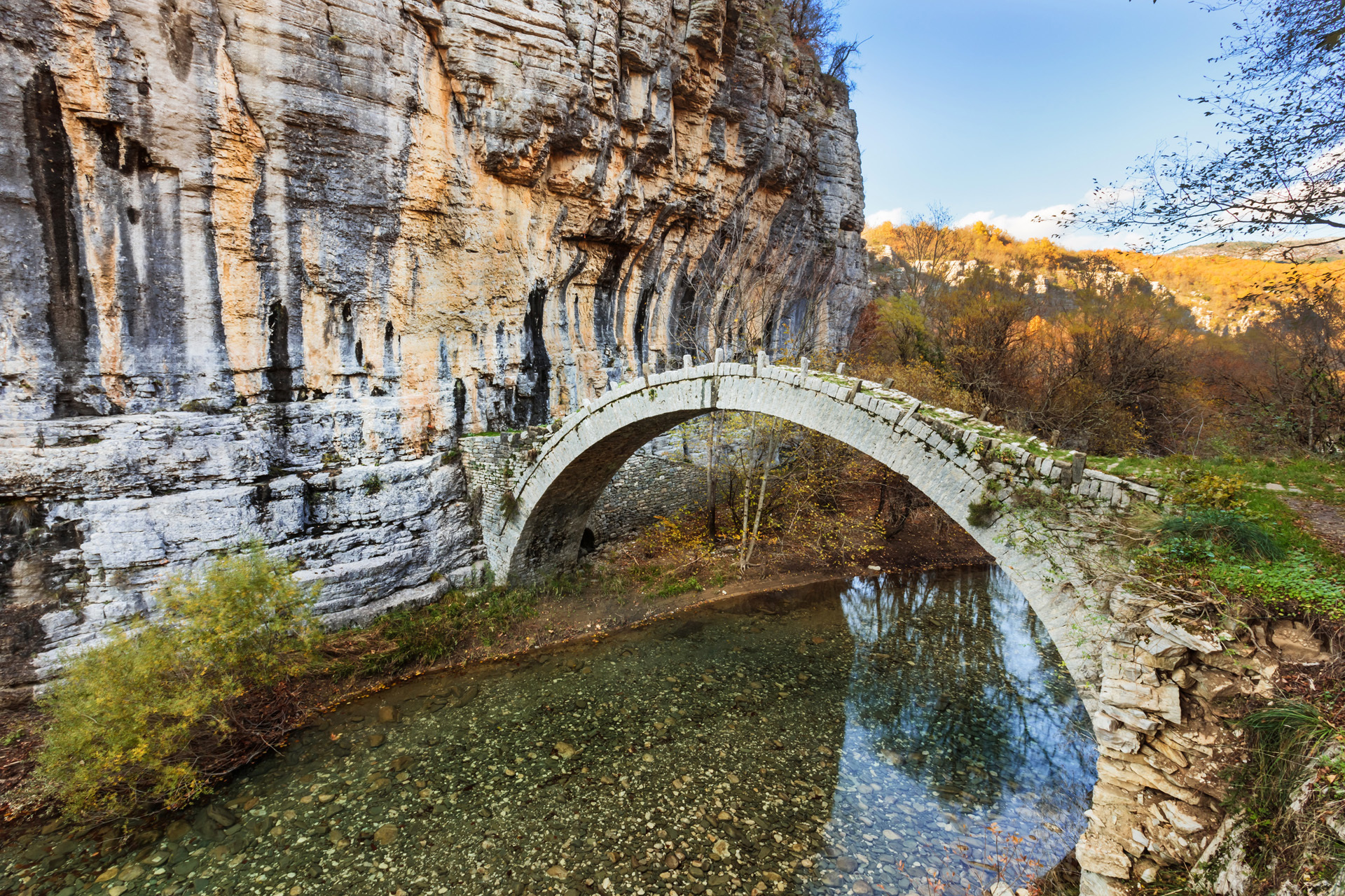 Италия каменный мост. Мост Солкан Словения. Кужникский природный мост в Дагестане. Ущелье Биказ Румыния. Каменный мост Сицилия.