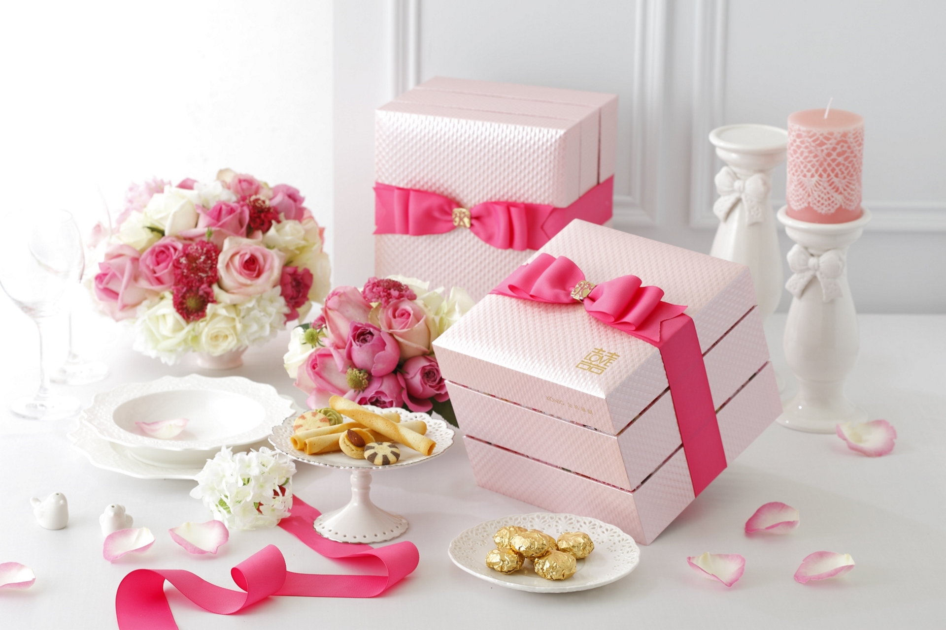 1982 свадебный подарок. Красивые подарки. Подарочные коробки розовые. Цветы в подарок. Красивые коробки.