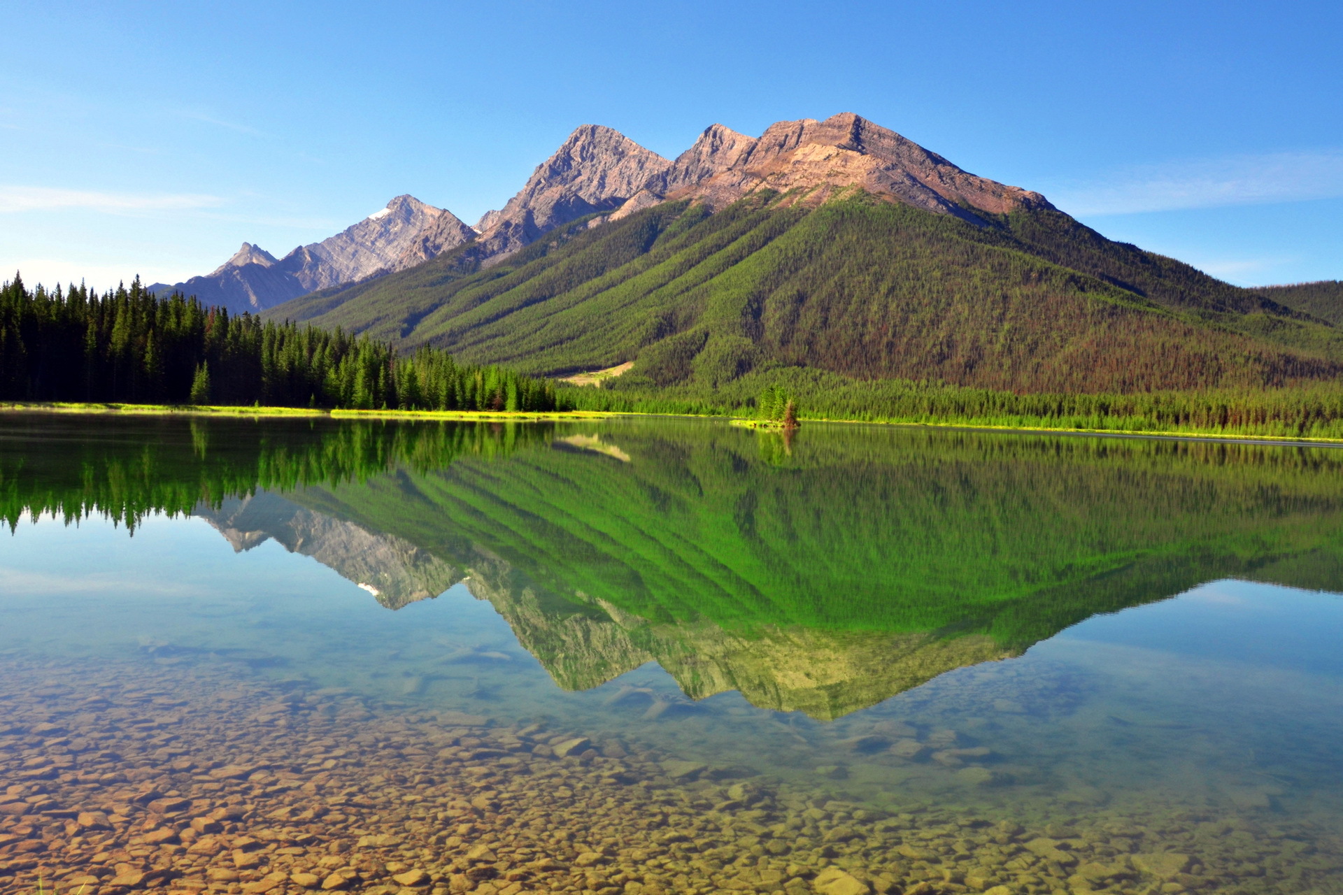 Mountain natural. Хурла-кёль озеро. Изумрудное озеро Хакасия. Горное озеро Дальний Восток. Изумрудные озера Сахалин.