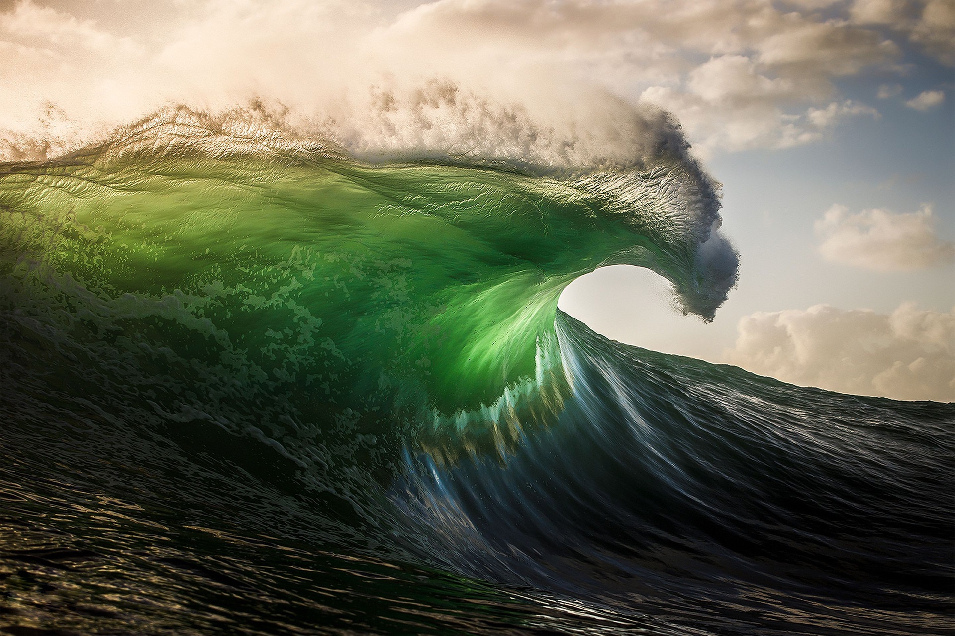 Волны человека в природе. Океан волны. Море, волны. Огромные волны в океане. Изумрудная волна.