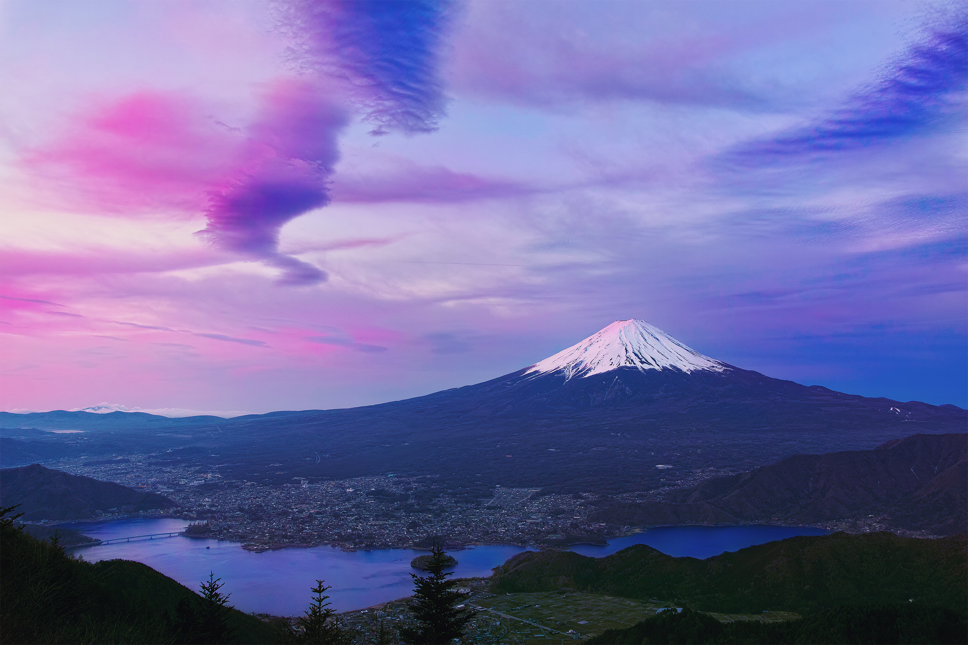 Mount fuji purple живые обои. Гора Фудзияма в Японии. Фудзияма Хонсю. Гора Fuji Япония. Остров Хонсю Япония.