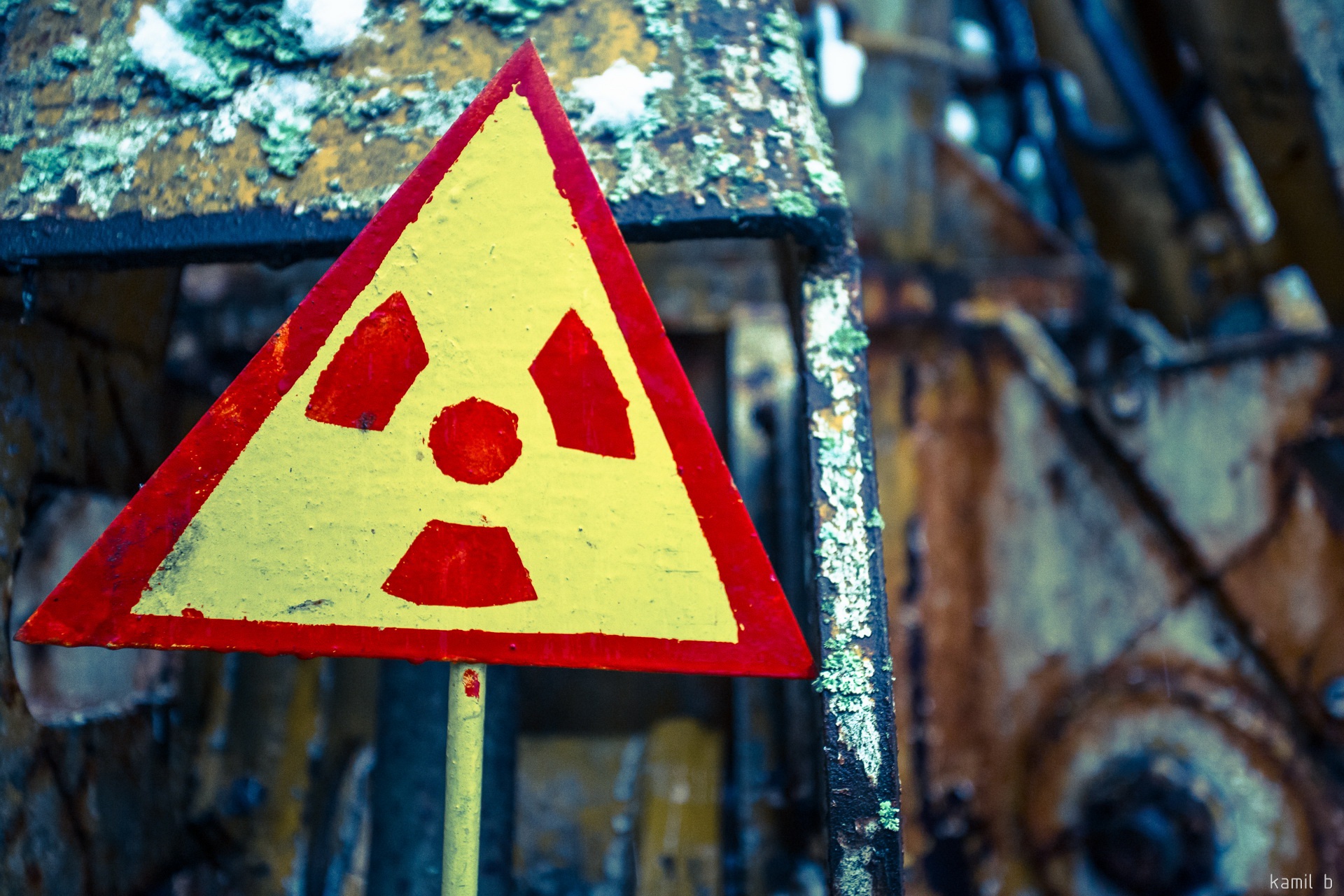 Фото радиации. Знак радиации. Табличка радиация. Знак Чернобыля. Знак повышенной радиации.