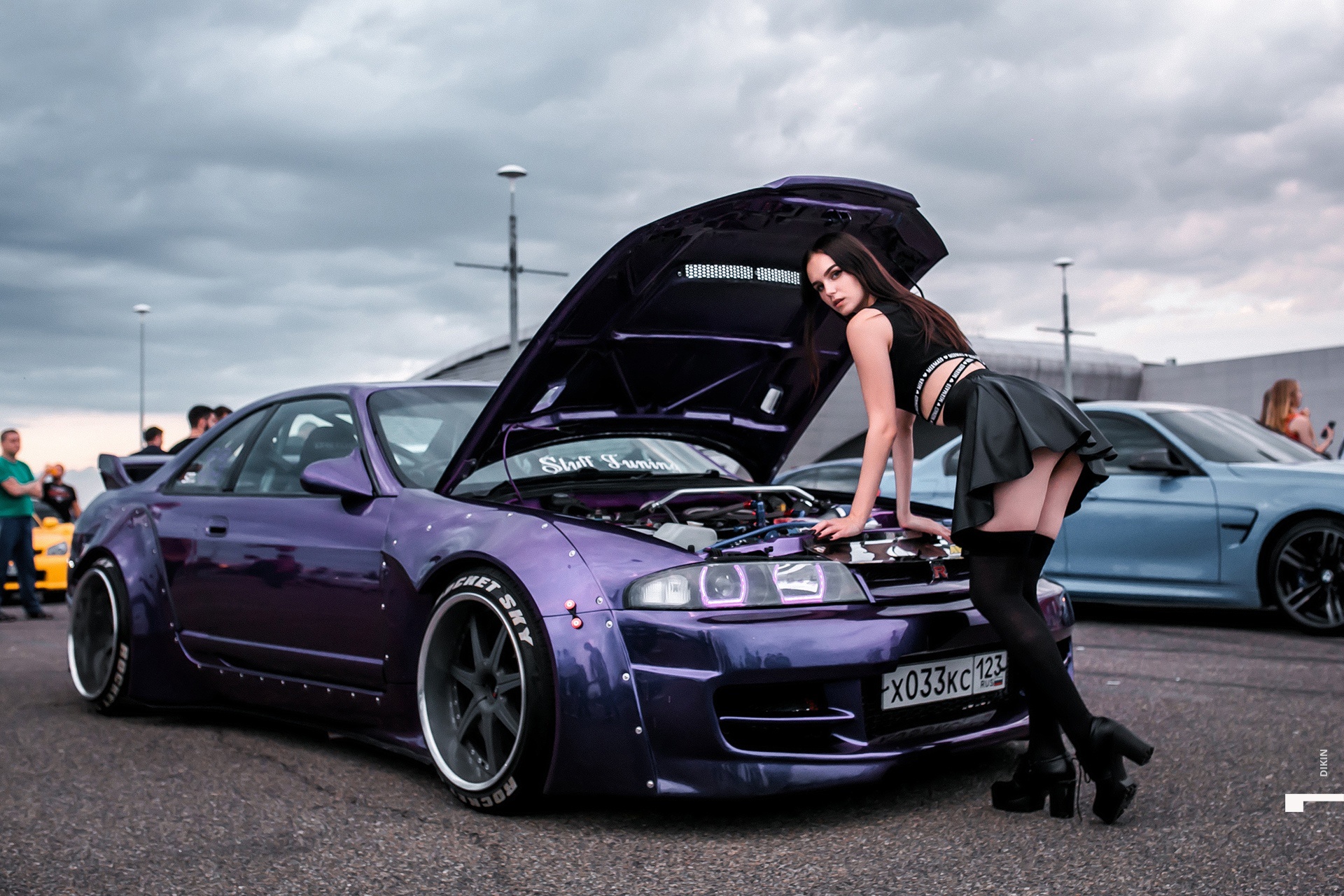 Download wallpaper machine, auto, look, girl, pose, skirt, knee, Nissan  GT-R, section girls in resolution 1920x1280