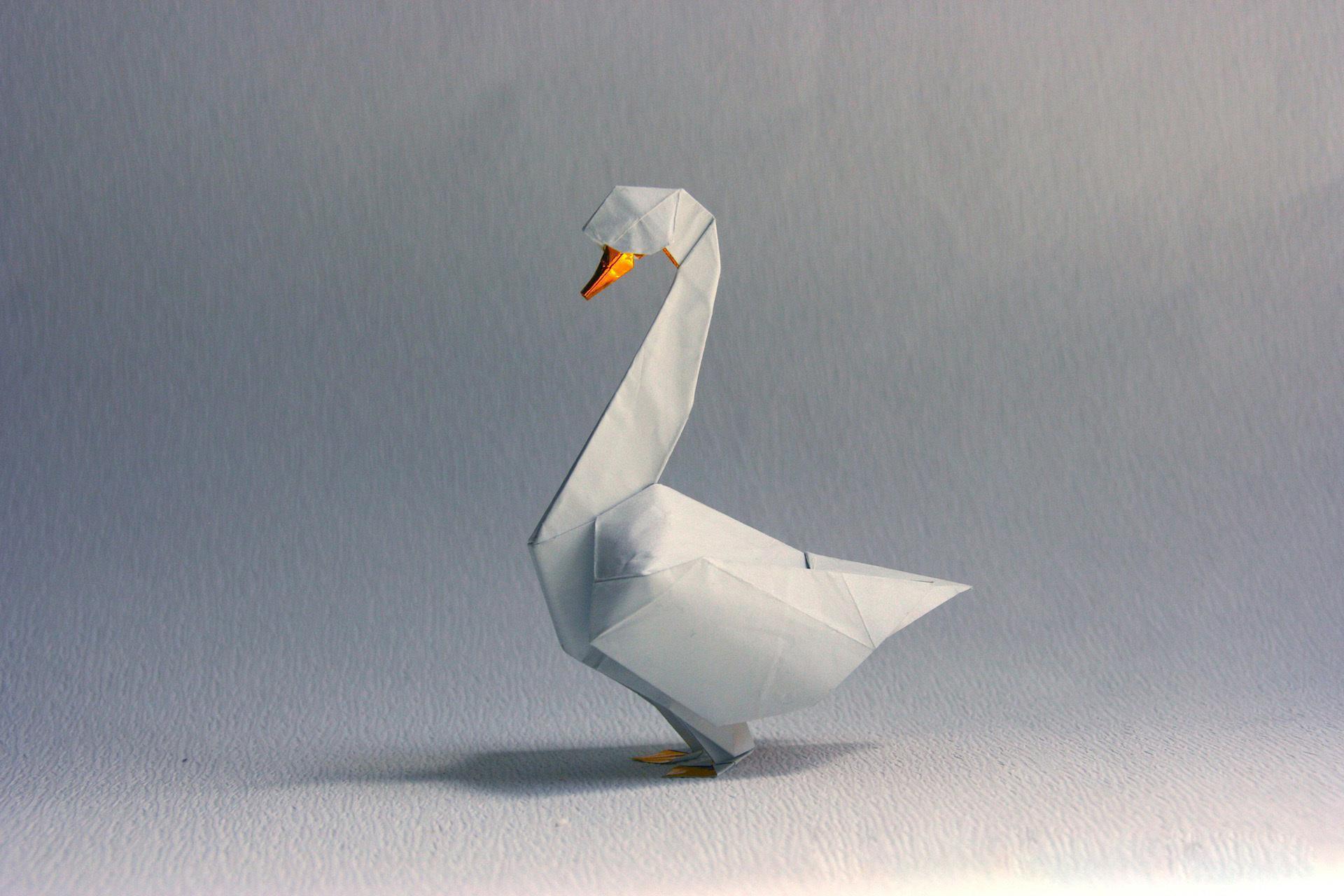 Бумажный лебедь. Оригами. Лебедь из оригами. Бумажный лебедь оригами.