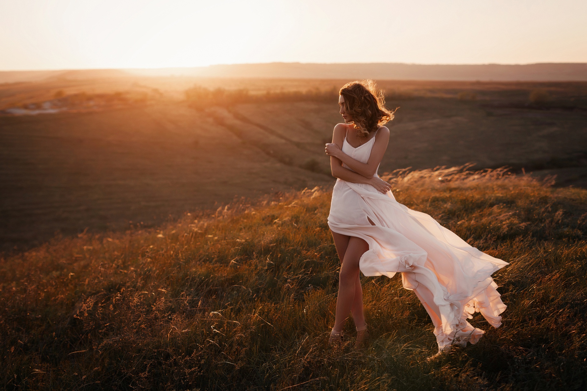 Девушка в платье в поле