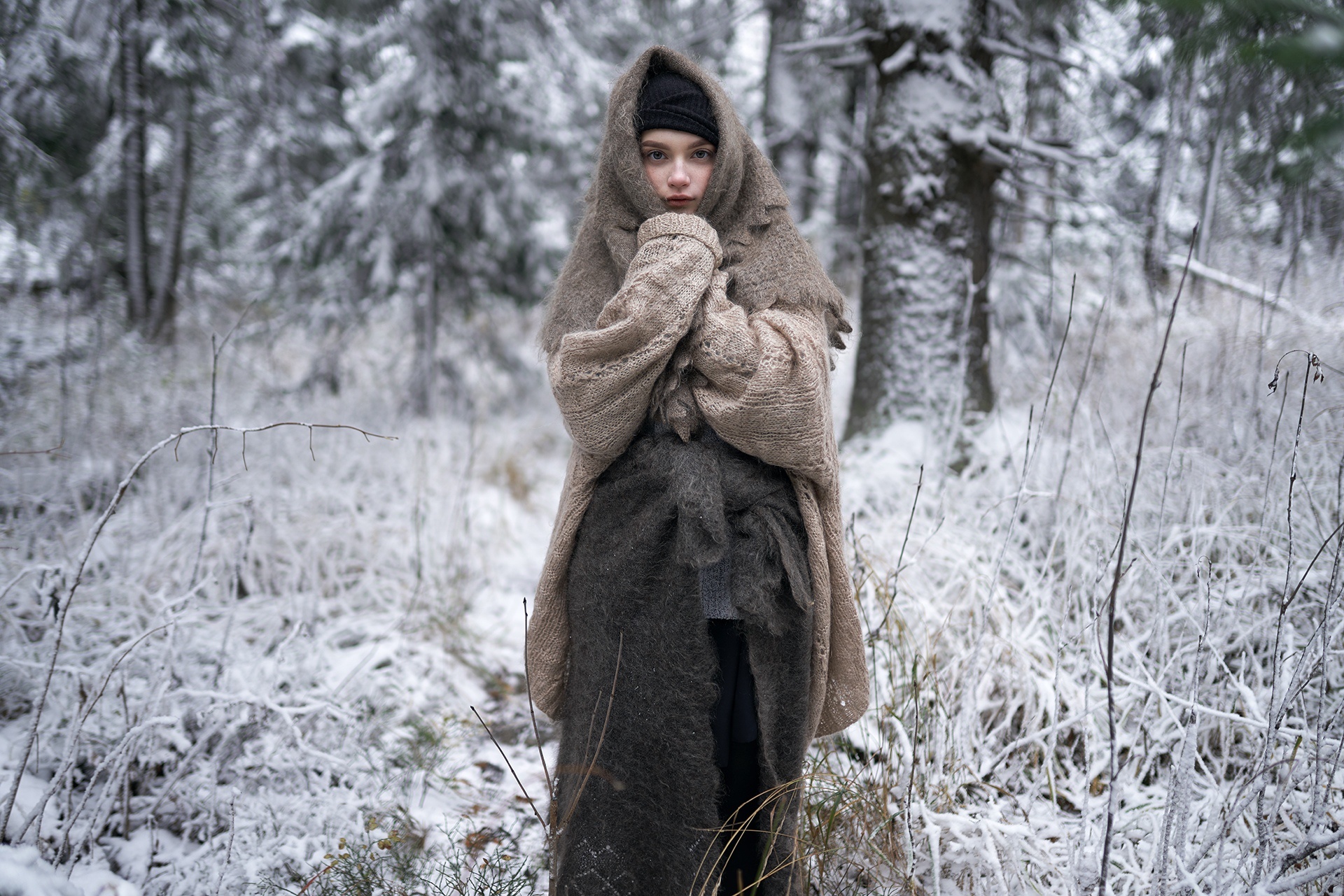 Девушка зима лес. Зимняя фотосессия в лесу. Девушка в пуховом платке. Девочка в пуховом платке. Девушка в зимнем лесу.