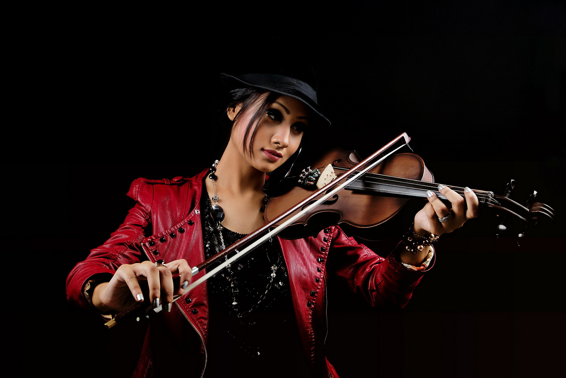 Образ скрипки. Леонарда скрипачка. Женщина со скрипкой. Девушка скрипачка. Скрипачка на темном фоне.