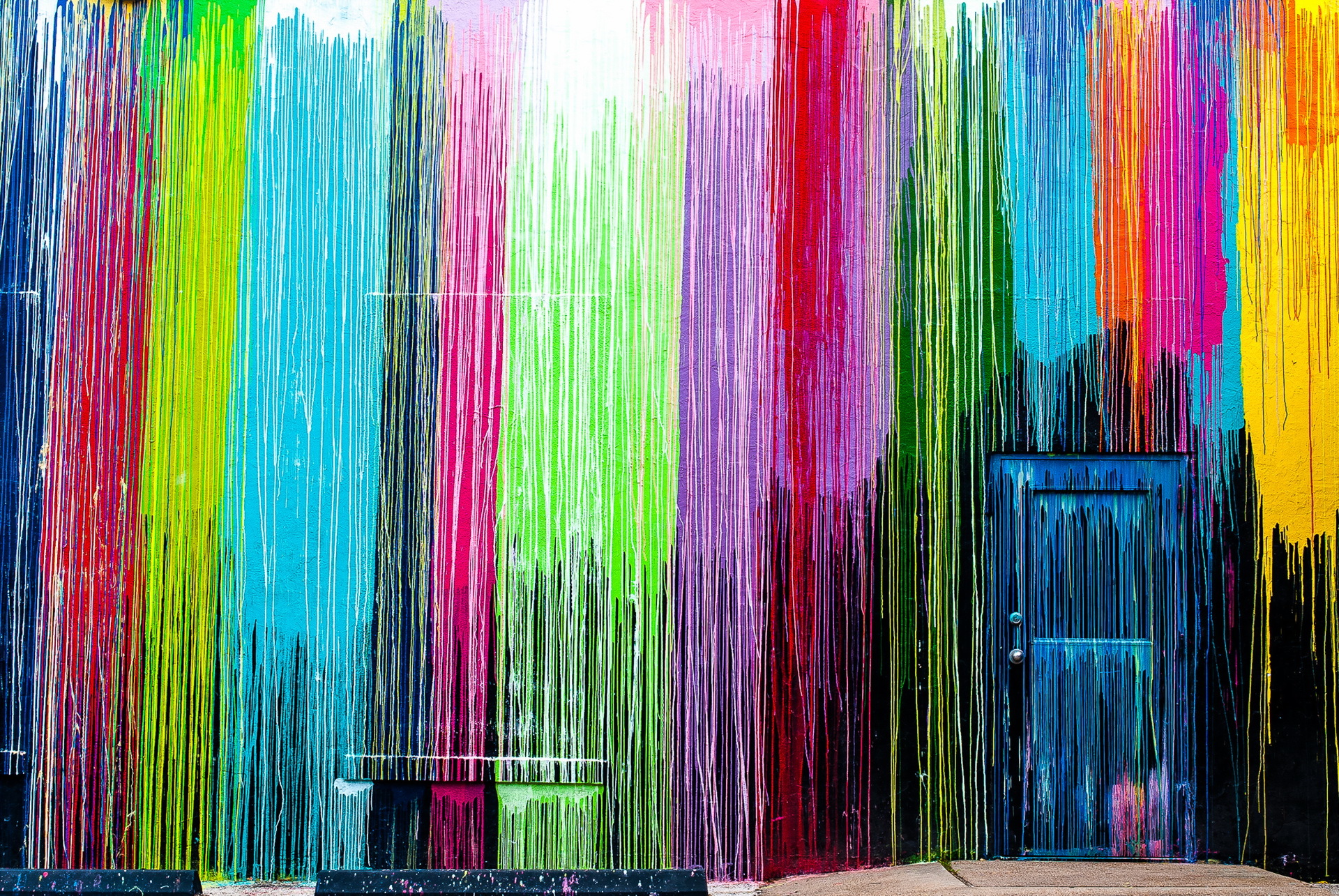 Цветной дождь. Разноцветный дождь. Разноцветный дождик. Разноцветные стены. Разноцветные краски на стене.