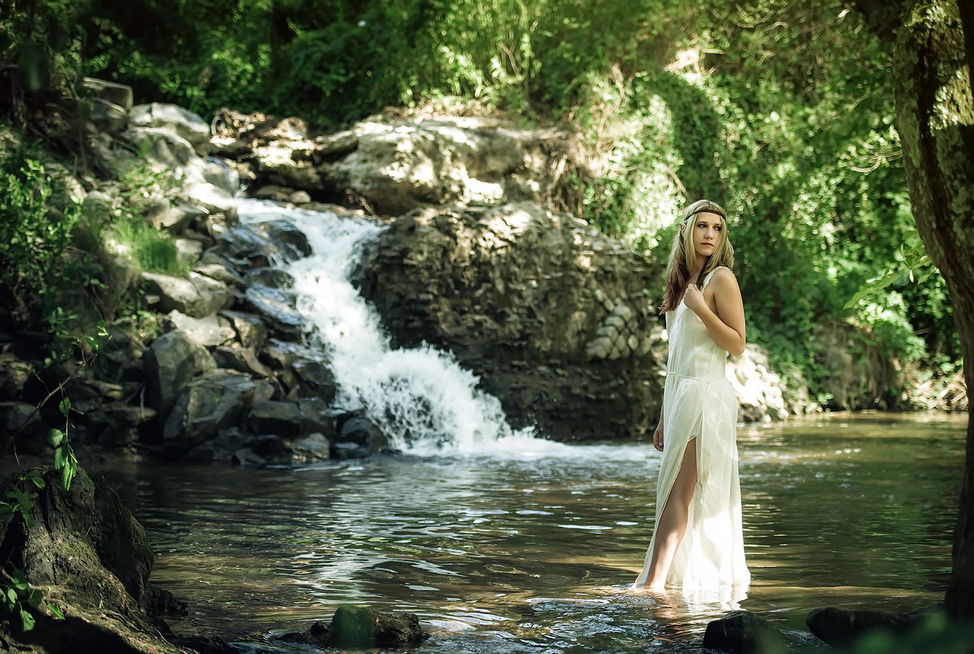 River girls. Девушка у реки. Фотосессия у реки. Фотосессия на горной речке. Фотосессия на водопаде в платье.