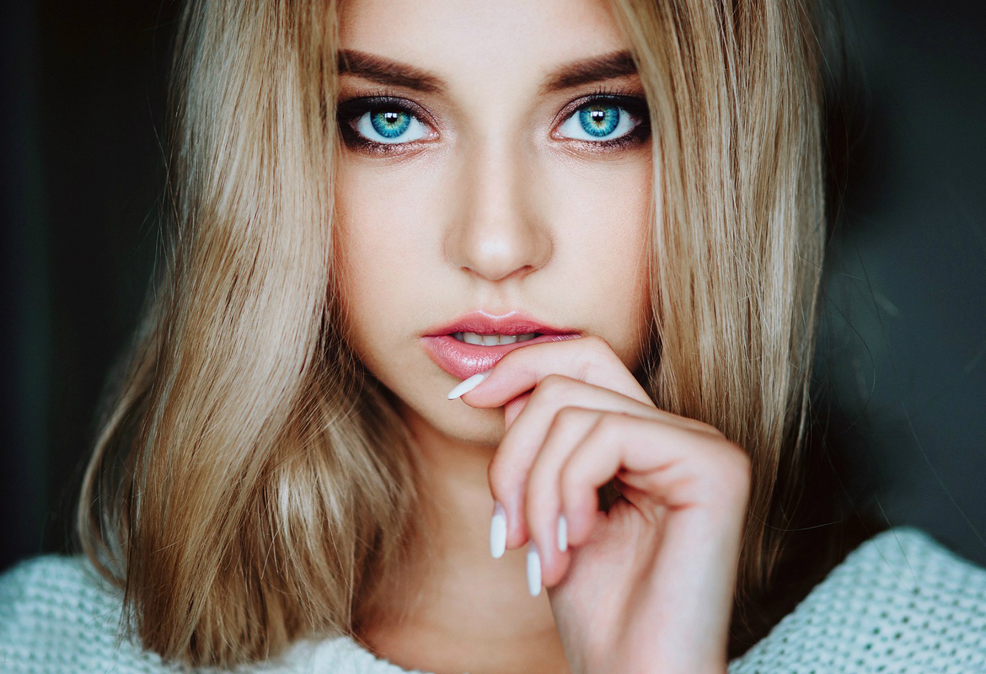 Девушка С Голубыми Глазами И Русыми Волосами