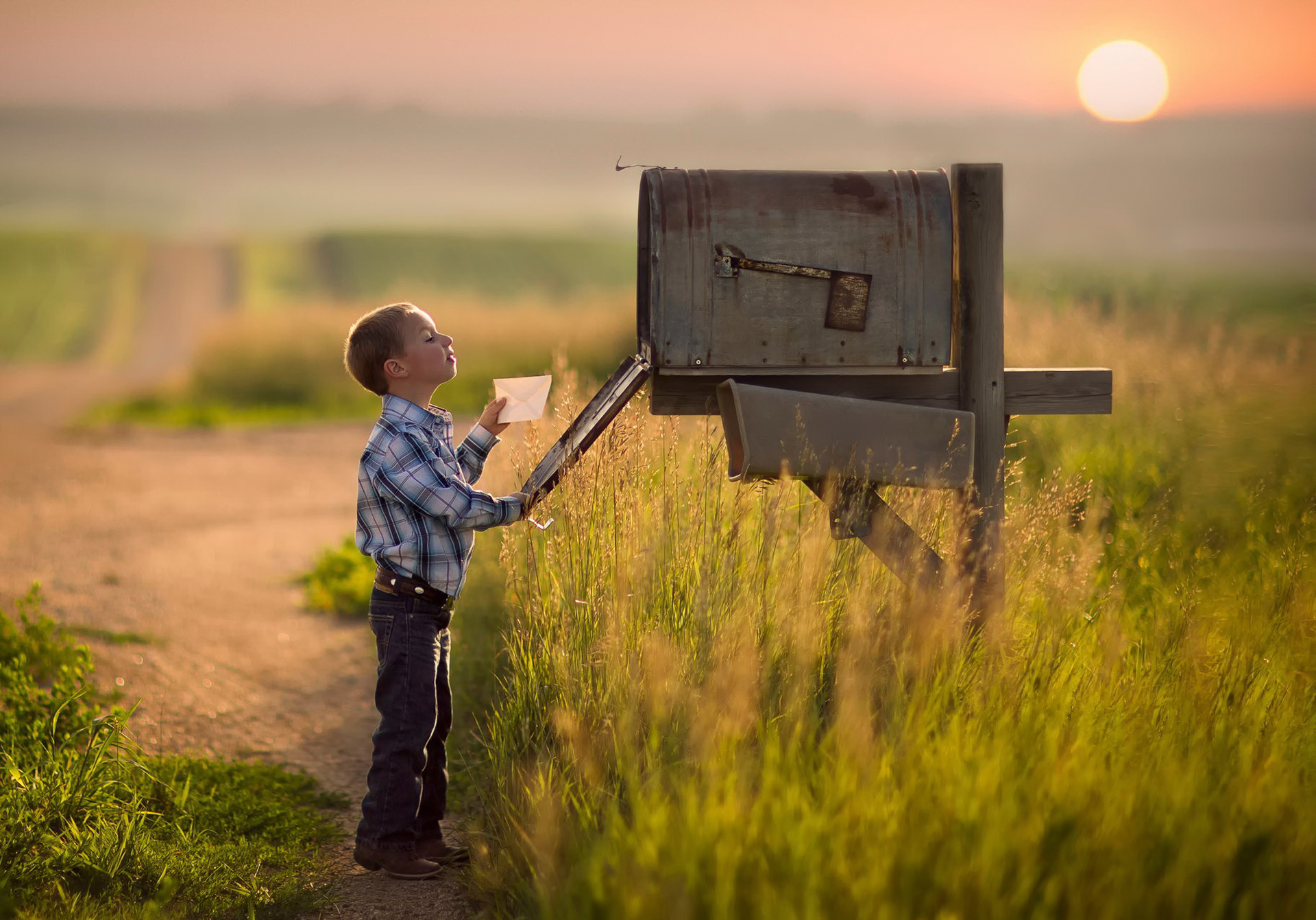 Игра мальчик в деревне. Мальчик. Мальчик с письмом. Письмо для детей. Почтовый ящик для детей.