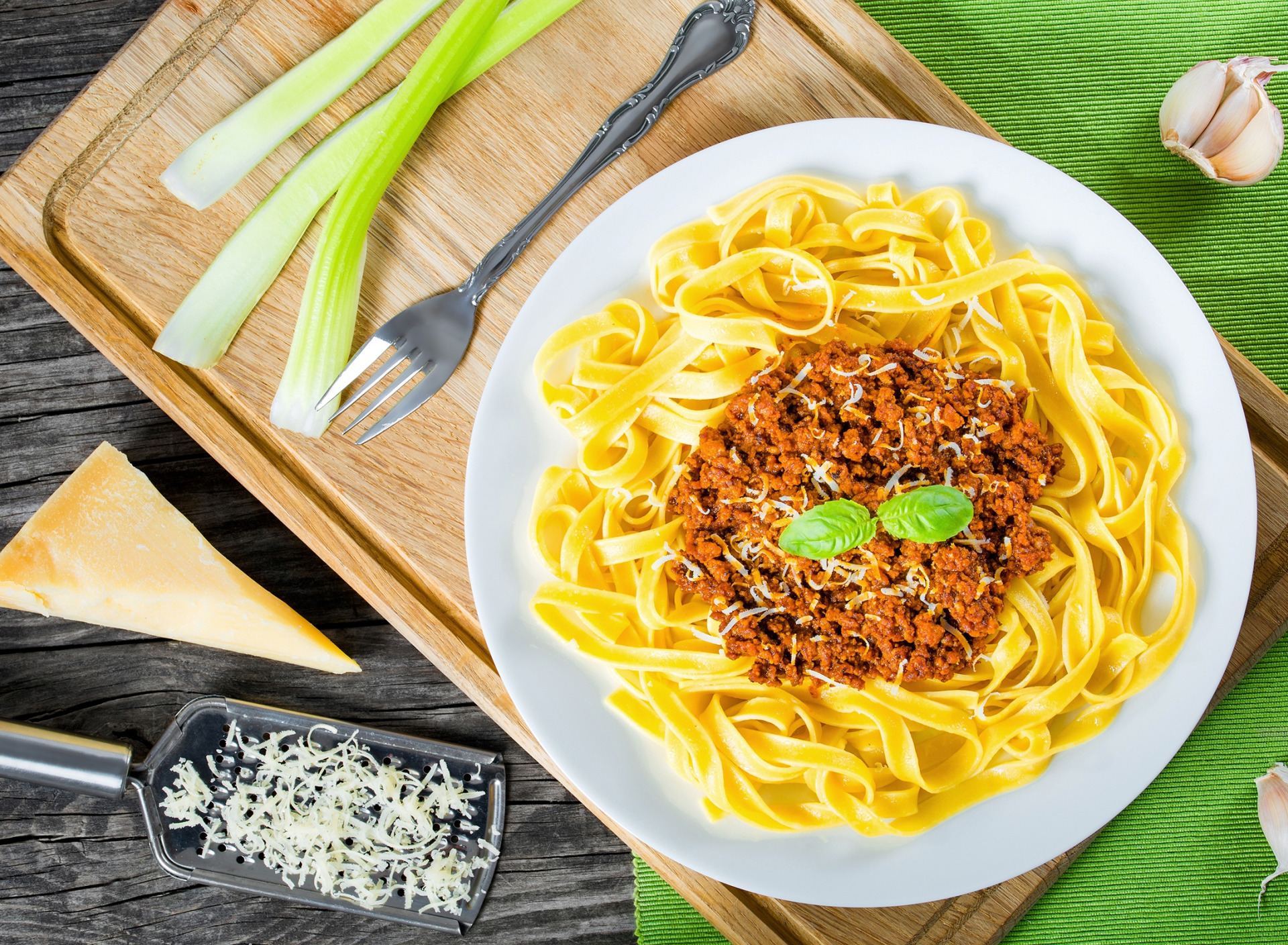 Спагетти с овощами. Паста карбонара. Спагетти alla carbonara. Спагетти фузилли. Как сделать макароны без мяса.