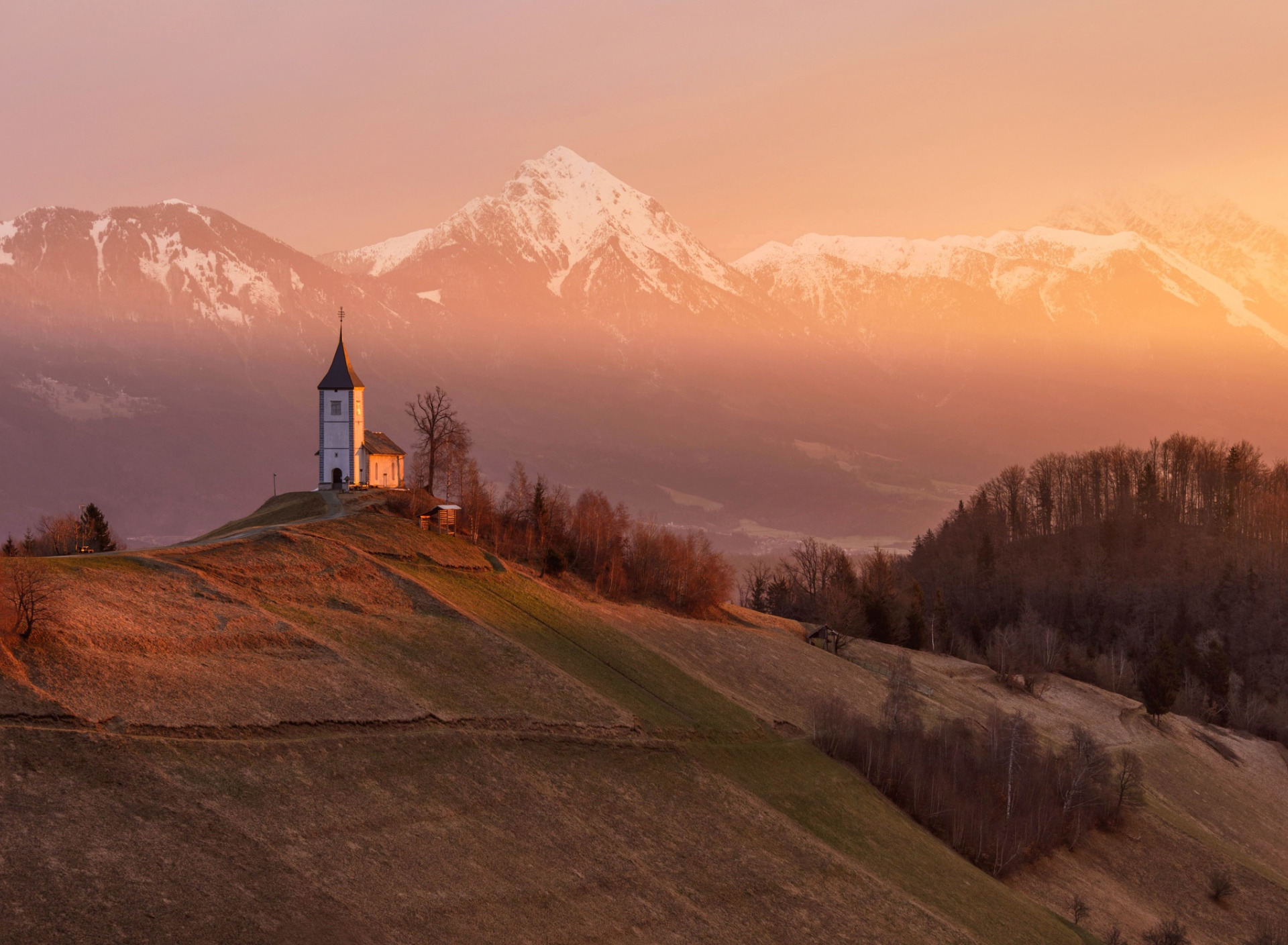 Церковь на холме фото