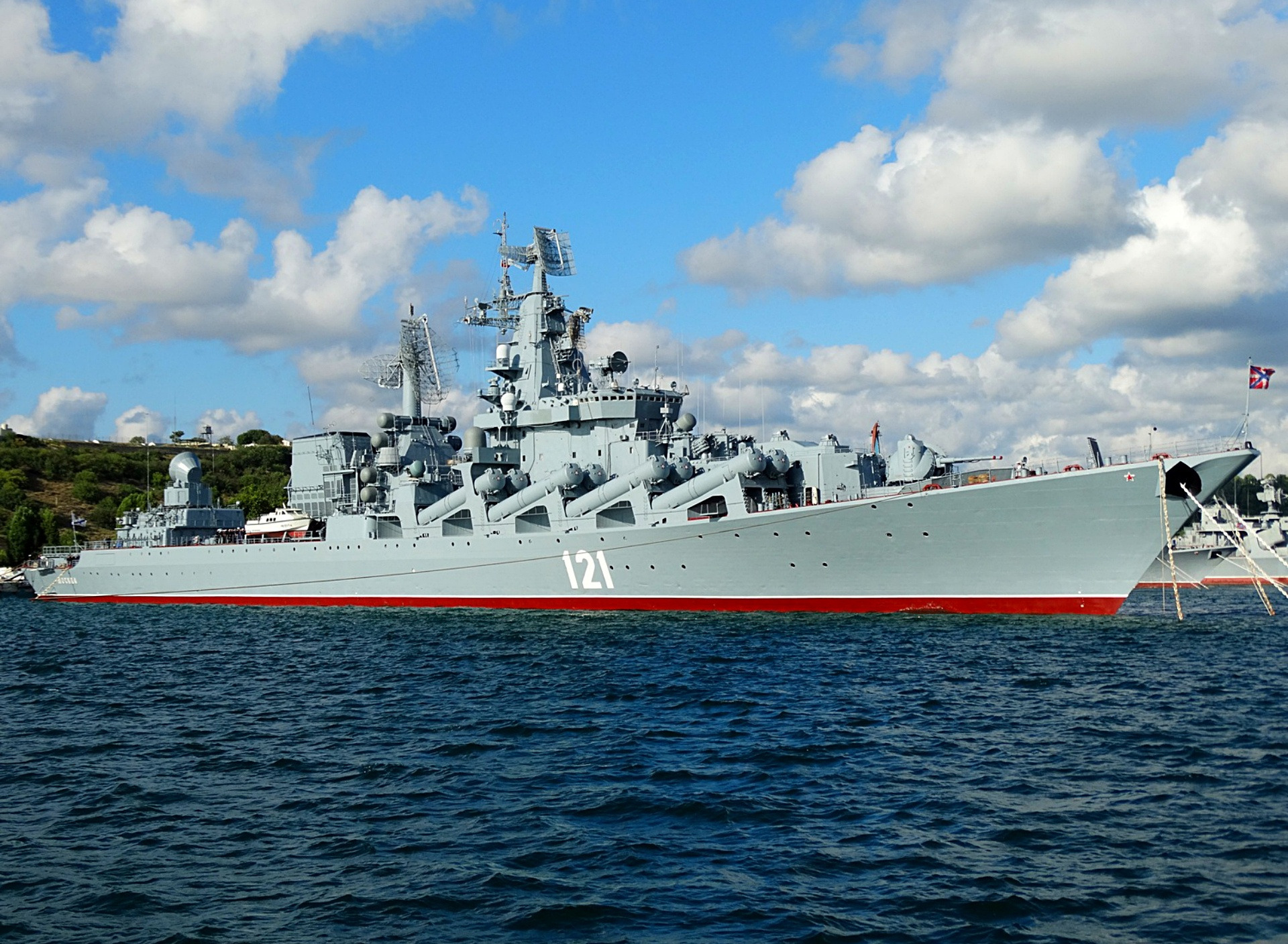 флагман черноморского флота крейсер москва. флагман черноморского флота крейсер москва. корабль военный крейсер москва. черноморские крейсера. флагман черноморского флота крейсер москва.