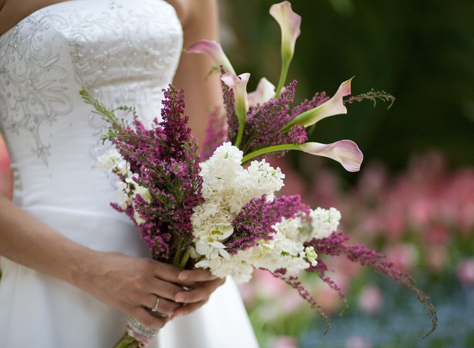 Flowers wed. Свадебный букет. Букет невесты из сирени. Свадебный букет с сиренью. Сирень невеста.