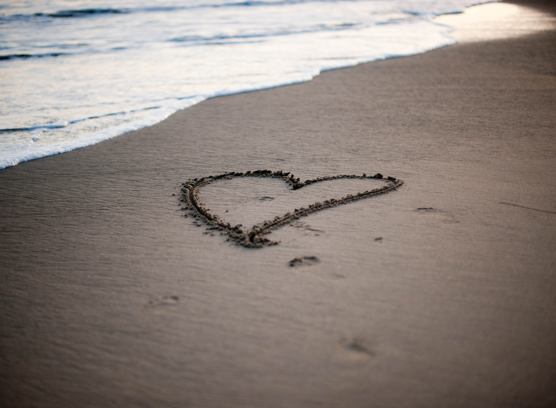 Water of love. Сердце на песке. Сердечко на песке. Сердце на берегу моря на песке. Сердечко на песке у моря.