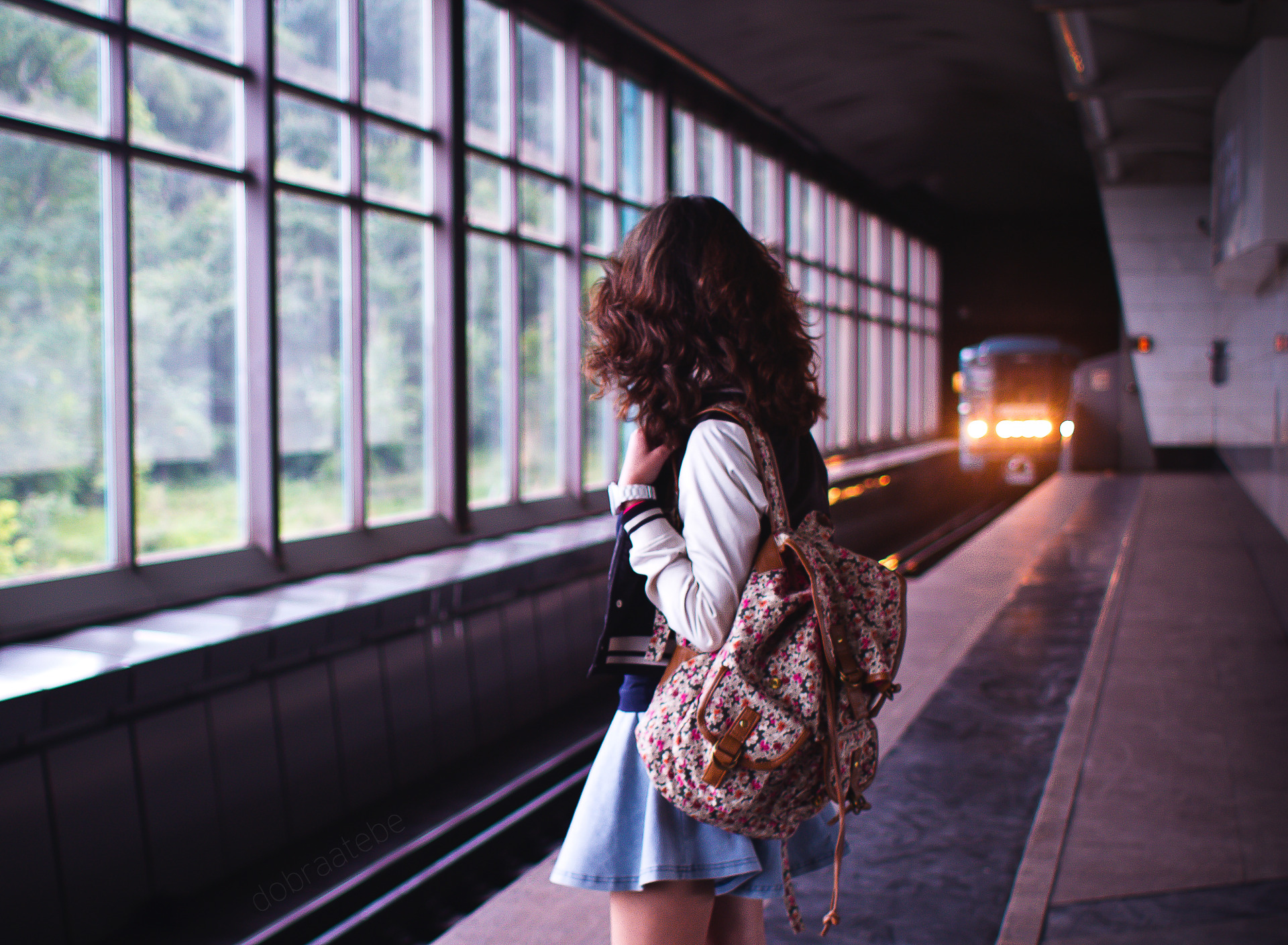 She s at the station. Девушка ждет на вокзале. Девушка на перроне. Девушка на вокзале. Девушка уезжает.