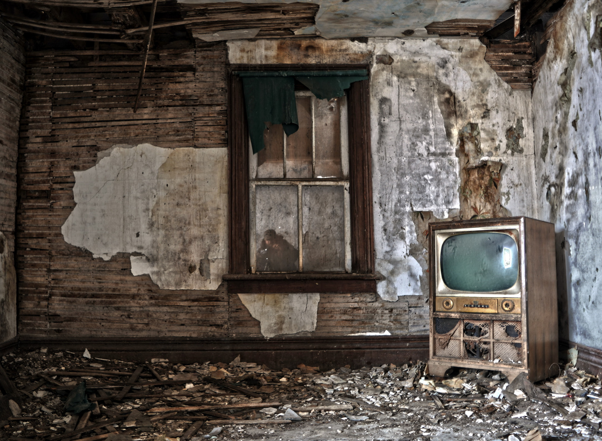 Кинопоиск на старом телевизоре. Старый телевизор. Старинный телевизор. Заброшенный телевизор. Старый телевизор в комнате.
