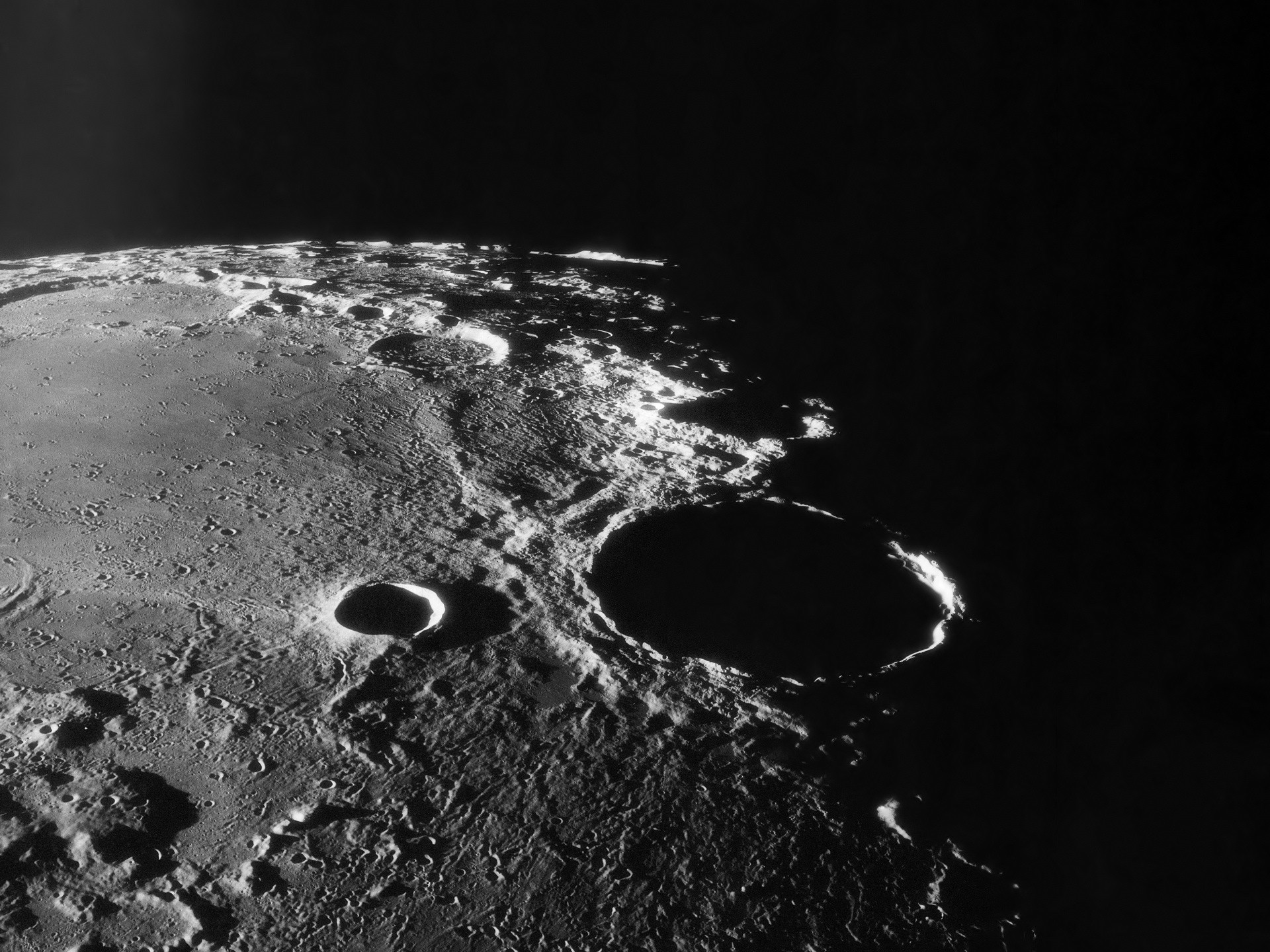 Большой кратер луны. Герцшпрунг (лунный кратер). Кратеры на Луне. Скиапарелли лунный кратер. Кратер Аполлон на Луне.