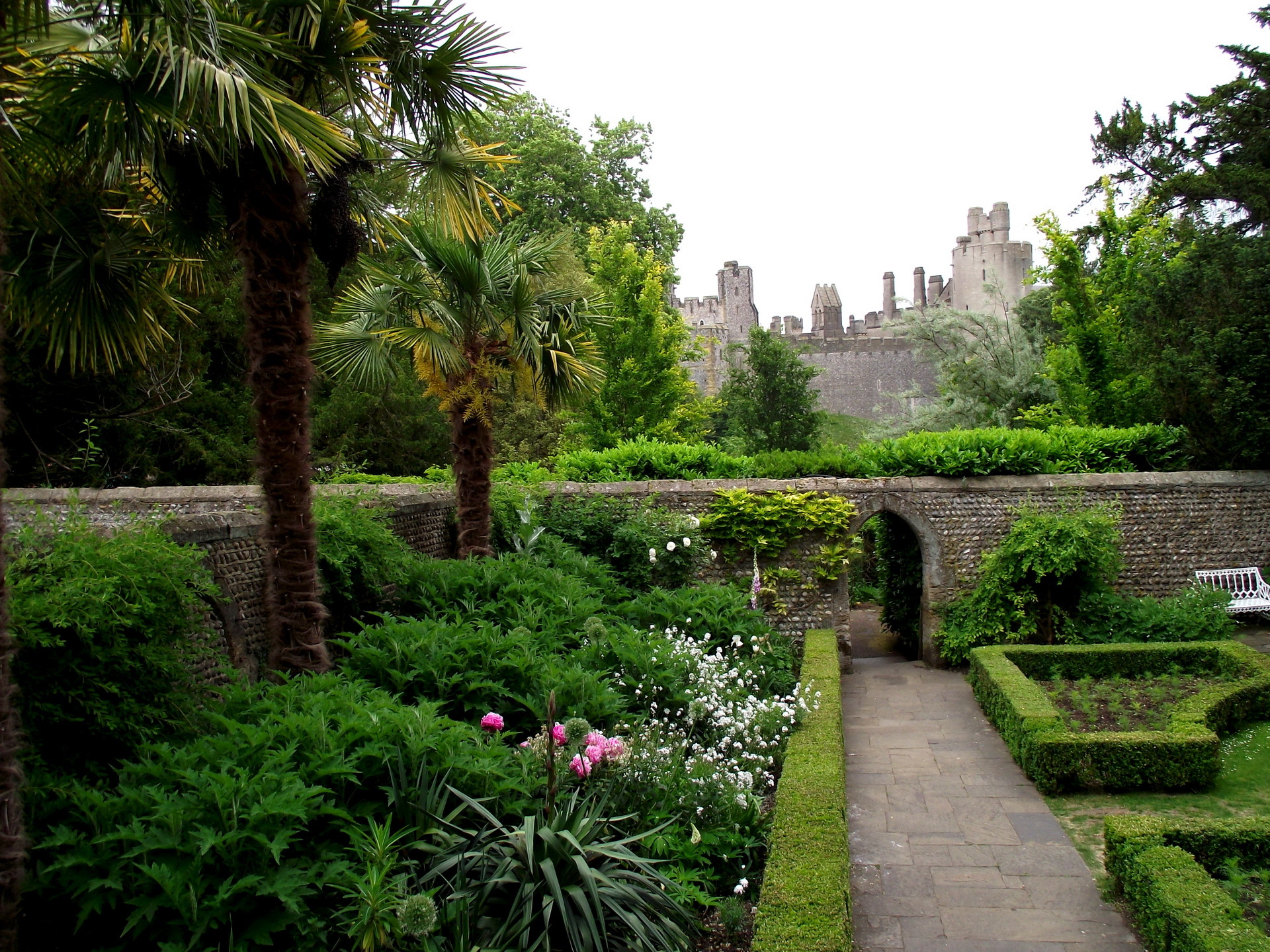 Uk parks. Замок Говард сад стиль. Сад Арундел. Арундельский замок Англия. Сад замка Арундел,Англия.
